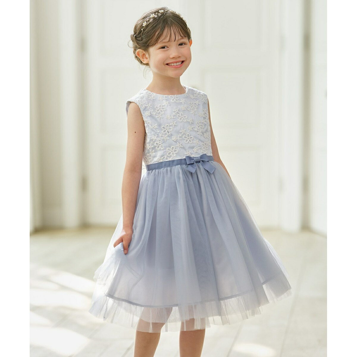 [型番：OPKGGM0503]■デザイン華やかなボリュームがありながらも太巾のグログランテープのウエストマークでメリハリのあるシルエットになっております。　ボリュームがありながらも非常に軽いチュールの素材使いなので長時間の着用でも負担になら...