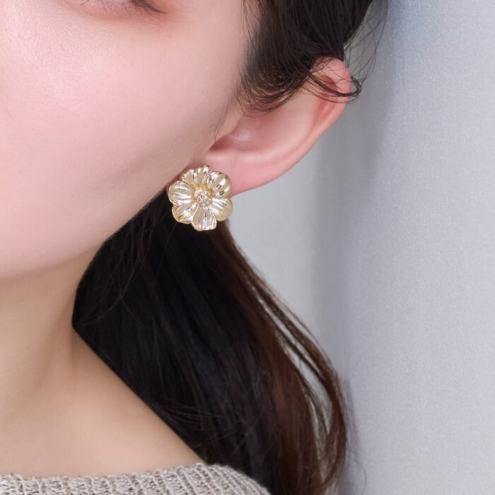 フレグラントフラワーメタルイヤリング 花モチーフ/大ぶり／フィービィー（Phoebe）