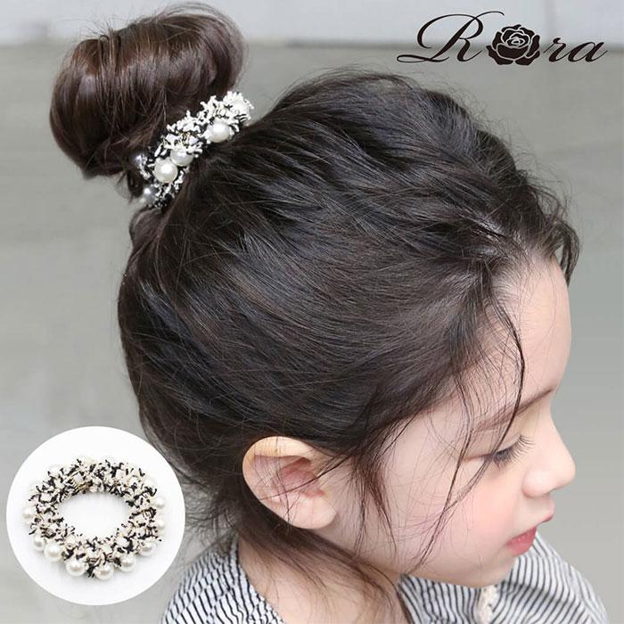 [型番:4tpl58502202]【ブランド名】 Rora(ローラ)【商品名】 ルーム ツイード シュシュ【メーカー型番】 【商品説明】■ルーム ツイード シュシュについて..■これってヘアゴムなの？シュシュなの？この程よいサイズ感が、子供にぴったりなシュシュゴムです。ショールームのコレクションのような大人っぽさから目が離れないツイード＆パール シュシュゴム！子供もママも大好きなツイード＆パールのハーモニーがフォーマルシーンにも、普段のお出かけにも「お上品」をプラスしてくれます♪■カラー：ホワイト大きさ：直径6.5cm、幅2cmパールの大きさ：約1cm(ハンドメイドですので細かな誤差が生じることがあります。予めご了承ください。)※(　)で表記されている数字はヌードサイズです。ヌードサイズとは衣服を身につけない身体のサイズです。お客様ご自身の身体サイズと比較してお選びください。 ■素材： ■お手入： &nbsp;&nbsp;>>商品のお取り扱い方法 ■原産国：Rora シュシュ キッズ 通販 ルーム 髪飾り お団子 ヘアゴム ポニーテール ツイード パール／バックヤードファミリー（BACKYARD FAMILY）ホワイト画面上と実物では、多少色具合が異なって見える場合がございます。
