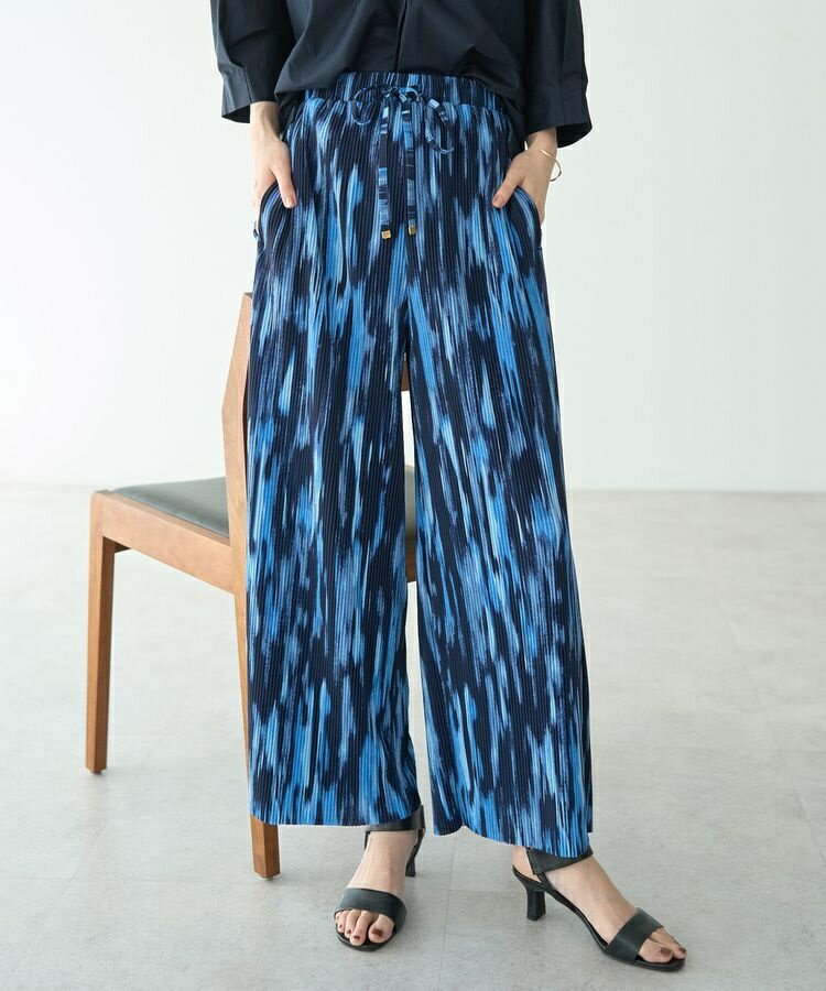 [型番：07000554800]プリーツ加工を施したランダムアート柄が目を惹くデザインパンツ。ゆったりとしたワイドシルエットながらもプリーツの縦ラインですっきりとした印象を演出します。ウエストは総ゴム仕様でリラクシーなはき心地。シンプルなトップスを合わせるだけでもおしゃれなコーディネートが完成するおすすめのアイテムです。透け感[なし]生地の厚さ[普通]光沢感[あり]伸縮性[あり]裏地[なし]ポケット[あり]※モデル着用画像は、光の当たり具合で色味が違って見える場合がございます。※お使いのモニター環境によって商品の色味が違って見える場合がございます。25SS■カラー：ブラック、ブルーF:ウエスト:64cm ヒップ:102cm 総丈:94cm 股下:62cm わたり幅:32.7cm 裾幅:31cm※(　)で表記されている数字はヌードサイズです。ヌードサイズとは衣服を身につけない身体のサイズです。お客様ご自身の身体サイズと比較してお選びください。 ■素材： ポリエステル 100% ■お手入： &nbsp;&nbsp;&gt;&gt;商品のお取り扱い方法 ■原産国： 中国ランダムアート柄プリーツパンツ／イェッカ ヴェッカ（YECCA VECCA）ブラックブルー画面上と実物では、多少色具合が異なって見える場合がございます。