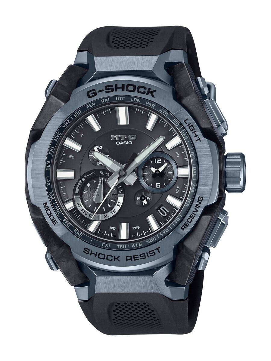 [型番:MTG-B4000B-1A2JF]G-SHOCKの起源である樹脂素材とメタル素材を融合して、革新的な構造美を追求するMT-Gシリーズ。MTG-B4000は、蓄積された耐衝撃データを活用したAIによって開発された新しいデュアルコアガード構造と、カーボンとステンレススチールの異素材融合フレームを採用しています。これにより、強さと美しさを兼ね備えた革新的なデザインが実現しました。AIと人の共創により、素材、構造、造形が有機的に結合し、独創的な機能美を追求しています。AIを活用した開発プロセスでは、デザイナーのベース案の解析・シミュレーションの最適化をAIが行い、これを相互補完的に繰り返すことで機能性と美しさを両立させた形状を実現しました。カーボン積層フレームは、シート状のカーボンとグラスファイバーを積層した母材を立体状に削り出し、複雑造形のフレームを成形。ベゼルのステンレススチールパーツは内側と外側で2体ベゼルを採用。ヘアライン仕上げとミラー仕上げで部位ごとに磨き分け、美しく仕上げました。耐衝撃構造、耐遠心重力性能、耐振動構造をもつTRIPLEG RESISTも実現。裏蓋は、粉末状の金属を射出成形するMI M（メタルインジェクションモールディング）成形により立体的に成形され、ケースを保護しています。MTG-B4000B-1A2には、ベゼルなどのステンレススチールパーツに新開発のブルーグレーのIP加工を施しています。また、透明度の高いサファイアガラスを採用し、カシオ山形工場の微細加工技術による繊細なデザインが施されたダイアルなど、細部にまでこだわりました。機能面ではBluetooth通信機能により専用アプリ「CASIOWATCHES」と接続し時刻情報を取得。マルチバンド6やタフソーラー、高輝度なLEDライトも搭載し、実用的な機能を備えています。■カラー：＊＊■ケースサイズ：縦56.6mm　横45.3mm　厚14.4mm※(　)で表記されている数字はヌードサイズです。ヌードサイズとは衣服を身につけない身体のサイズです。お客様ご自身の身体サイズと比較してお選びください。 ■素材： ■ケース素材：ステンレススチール/カーボンファイバー強化樹脂■風防素材：サファイアガラス（内面反射防止コーティング）■ベルト素材：樹脂■仕様：トリプルGレジスト（耐衝撃構造・耐遠心重力性能・耐振動構造）・タフソーラー・電波受信機能・モバイルリンク機能・針位置自動補正機能・針退避機能・デュアルタイム・ストップウオッチ・タイマー・時刻アラーム・パワーセービング機能・日付、曜日表示・フルオートカレンダー・LEDライト・20気圧防水 ■お手入： ムーヴでお買い上げの商品は電池交換1回無料（一部除外品有）・ブレスサイズ調整無料です。&nbsp;&nbsp;>>商品のお取り扱い方法 ■原産国： 日本製MT-G B4000【国内正規品】MTG-B4000B-1A2JF／ジーショック（G-SHOCK）＊＊画面上と実物では、多少色具合が異なって見える場合がございます。