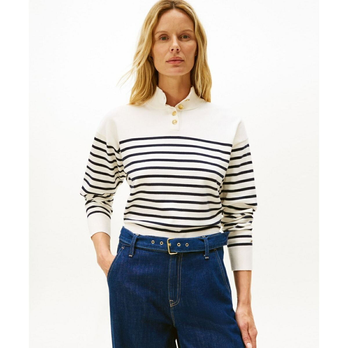 ジャージーゴールドボタンモックネックセーター／トミー ヒルフィガー（Tommy Hilfiger）