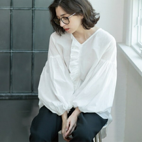 Vネックアシメフリルブラウス【洗濯機洗い可】／オペークドットクリップ（OPAQUE.CLIP）