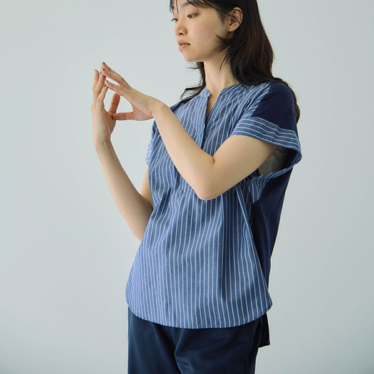 ストライプフェイスキーネックブラウス≪洗濯機で洗える≫／ビッキー（VICKY）
