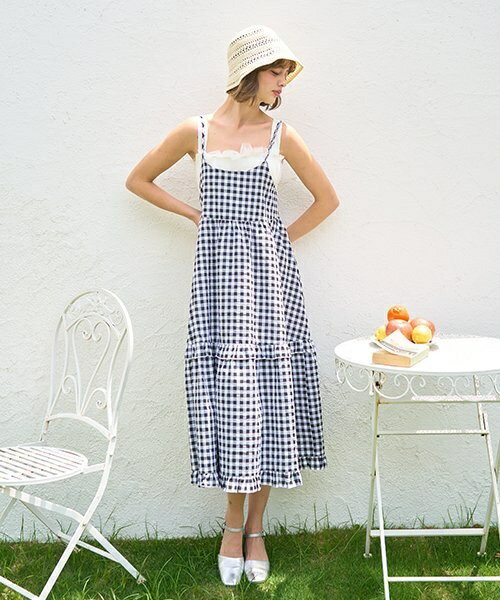 [型番：3253301]透け感ある素材で軽やかに夏の主役級ワンピース■Point2段のフリルとゆったりロング丈で躍動感を演出。ギンガムチェックが夏のコーデに彩りを加えてくれます。■ Fabric透け感のある柔らかい素材で着心地が良く、涼しげな印象になります。トレンドのターコイズと定番の黒の2色のギンガムチェックです。■Detailレイヤードにピッタリなキャミワンピース。透け感のある素材が夏らしさを演出してくれます。後のリボンで可愛らしさをプラス。フリルとスカートのフレア感がワンピースに動きを与えてくれます。肩紐の長さはは調節可能となっています。■CoordinateTシャツやブラウスとレイヤードして着るのがオススメです。柔らかく少し透け感のある生地なのでパンツを合わせて着ると今年っぽくて可愛いです。肩のストラップを長くしてトップスのデザインが見えるように着るのもGood。コーデが一気に華やかになるアイテムです。・・・・・・・・・・・・・・・※商品画像は、光の当たり具合やパソコンなどの閲覧環境により、実際の色味と異なって見える場合がございます。あらかじめご了承ください。※商品の色味の目安は、商品単体の画像をご参照ください。※画像の商品はサンプルです。実際の商品と仕様、加工、サイズが若干異なる場合がございます。・・・・・・・・・・・・・・・【透け感】やや透ける【生地の厚さ】普通【伸縮性】なし【裏地】なし【ポケット】なし【アジャスター】なし■カラー：黒、ターコサイズ：着丈F：99.5※(　)で表記されている数字はヌードサイズです。ヌードサイズとは衣服を身につけない身体のサイズです。お客様ご自身の身体サイズと比較してお選びください。 ■素材： 綿50%ポリエステル50% ■お手入： 洗濯方法は商品タグをご確認ください&nbsp;&nbsp;&gt;&gt;商品のお取り扱い方法 ■原産国： 中国ギンガムチェックキャミワンピース【韓国ファッション】／ミジェ（Mi-je）黒ターコ画面上と実物では、多少色具合が異なって見える場合がございます。