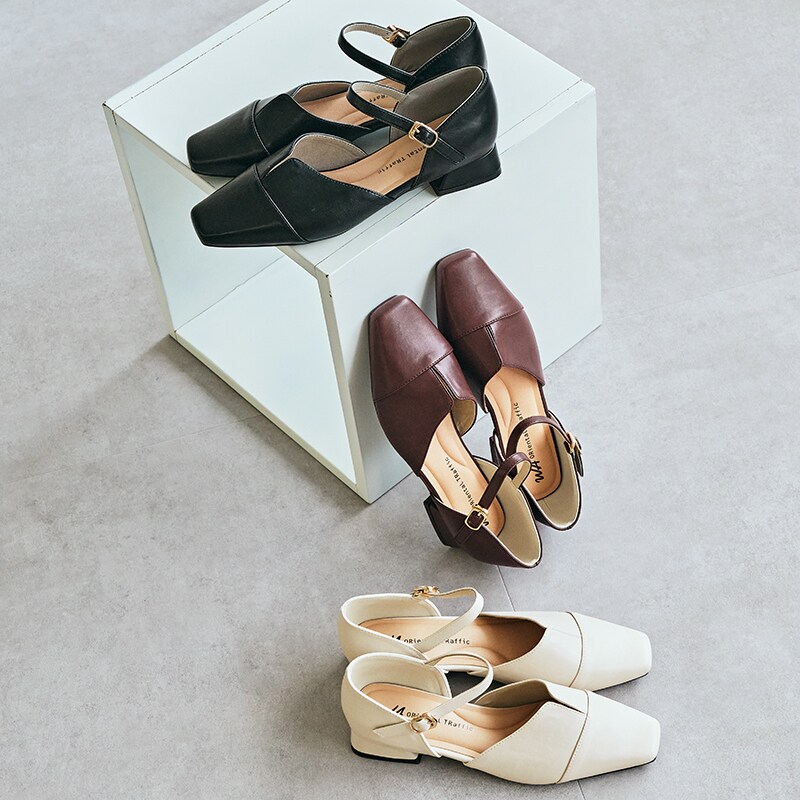 抜け感のあるセパレートパンプスは、すっきり見えるスリットの入ったカットラインで大人っぽく履けるアイテム。ストラップで足首を固定してくれる上に、つま先から甲までしっかり覆う深めの履き口でフィットのある履き心地。凹凸を付けたインソールクッション...