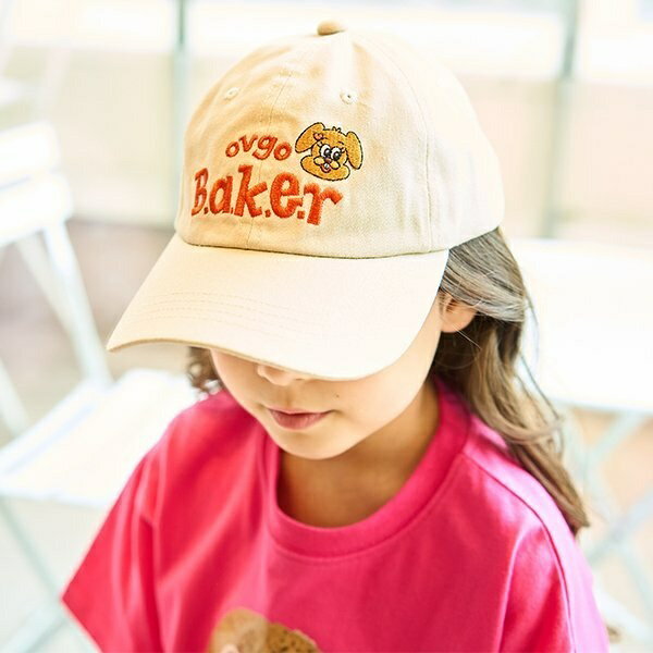 [型番：4351440]ロゴとキャラクターの刺しゅうが目を引くキャップです。ovgo B.a.k.e.rと企画した可愛らしいアイテム。天井部分には穴がついており、通気性が良いのもうれしいポイントです。調整可能なアジャスターつきなので、お好みのフィット感で被れます。■カラー：ベージュ、オレンジ、ライラック、ミントサイズ：頭周り×高さ×つばF：52×9.5×6.5※(　)で表記されている数字はヌードサイズです。ヌードサイズとは衣服を身につけない身体のサイズです。お客様ご自身の身体サイズと比較してお選びください。 ■素材： 綿100% ■お手入： 洗濯方法は商品タグをご確認ください&nbsp;&nbsp;&gt;&gt;商品のお取り扱い方法 ■原産国： 中国【ovgo B.a.k.e.r】アソートキャップ／ミニマル（minimal）ベージュオレンジライラックミント画面上と実物では、多少色具合が異なって見える場合がございます。