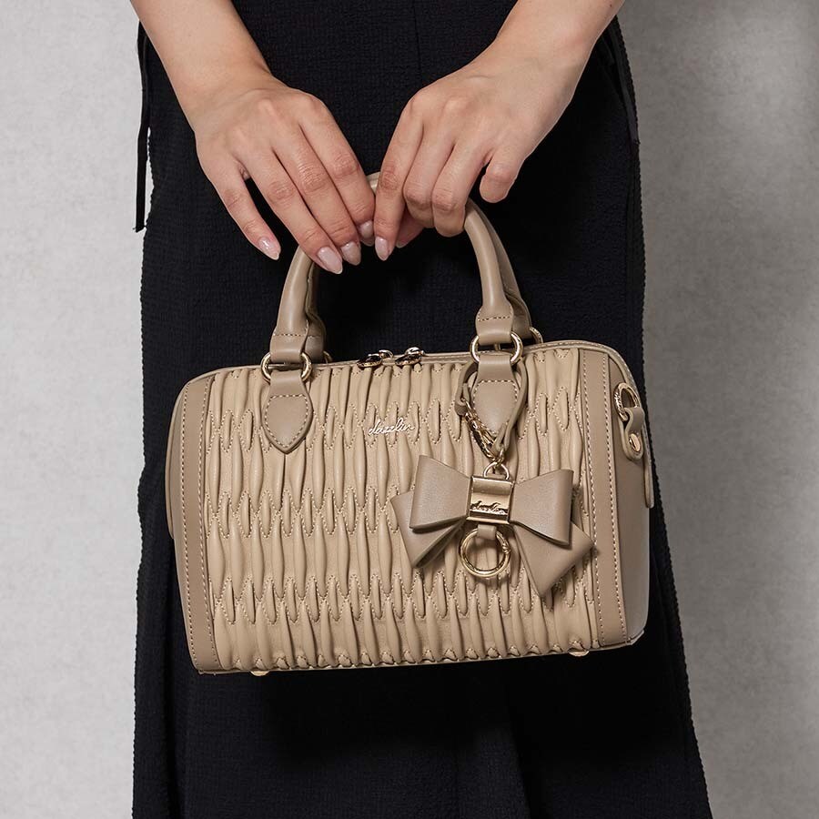 【dazzlin/ダズリン】リボンチャーム付 ギャザーシャーリングボストンバッグ／ダズリン（DazzliN'）