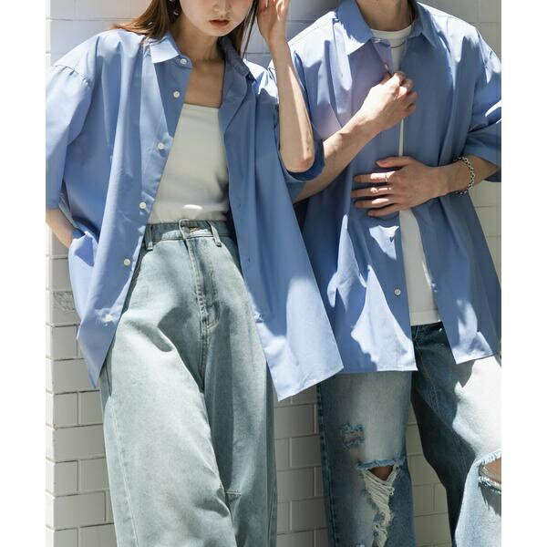 [型番：AAA5-13A127]ベーシックながらも大人顔なこなれシャツ〇リラックス感のあるオーバーサイズシルエット〇ハリコシのあるブロード生地〇着こなし一つでモードからカジュアルまで幅広く対応stylingデニムパンツやチノ、カーゴパンツ、ショーツを合わせたカジュアルコーデ、スラックス、アンクルパンツを合わせたきれいめカジュアルスタイル、リラックス感のあるイージーパンツなどと合わせたリラックスコーデなど幅広く活躍materialハリコシのあるブロード生地を使用しています。【2025 Spring／Summer】【25SS】※この商品は、ユニセックスのサイズ展開です。女性の方はワンサイズ大きめのサイズ感になります。※激しい運動や強い力がかかると、滑脱(縫い目が滑って開いたり、縫いしろが抜ける)したり目寄れ(織り糸が滑って片寄り、織り目が開く)することがあります。ご着用の際はご注意ください。※商品画像は、光の当たり具合やパソコンなどの閲覧環境により、実際の色味と異なって見える場合がございます。予めご了承ください。 ※商品の色味の目安は、商品単体の画像をご参照ください。 ▼お気に入り登録のおすすめ▼ お気に入り登録商品は、マイページにて現在の価格情報や在庫状況の確認が可能です。 お買い物リストの管理に是非ご利用下さい。素材感透け感 : ややあり(L.PINK， WHITE)伸縮性 : なし裏地 : なし光沢 : なしポケット : なし■カラー：ホワイト、チャコールグレー、ブルー、ライトピンクM：肩幅:56cm 、着丈:75cm 、身幅:66.5cm 、袖丈:27cmL：肩幅:58cm 、着丈:77cm 、身幅:69.5cm 、袖丈:29cm※(　)で表記されている数字はヌードサイズです。ヌードサイズとは衣服を身につけない身体のサイズです。お客様ご自身の身体サイズと比較してお選びください。 ■素材： ポリエステル88% 綿12% ■お手入： &nbsp;&nbsp;>>商品のお取り扱い方法 ■原産国： 中国『ユニセックス』リラックスフィットレギュラーカラーショートスリーブ ／センスオブプレイスバイアーバンリサーチ（SENSE OF PLACE）ホワイトチャコールグレーブルーライトピンク画面上と実物では、多少色具合が異なって見える場合がございます。