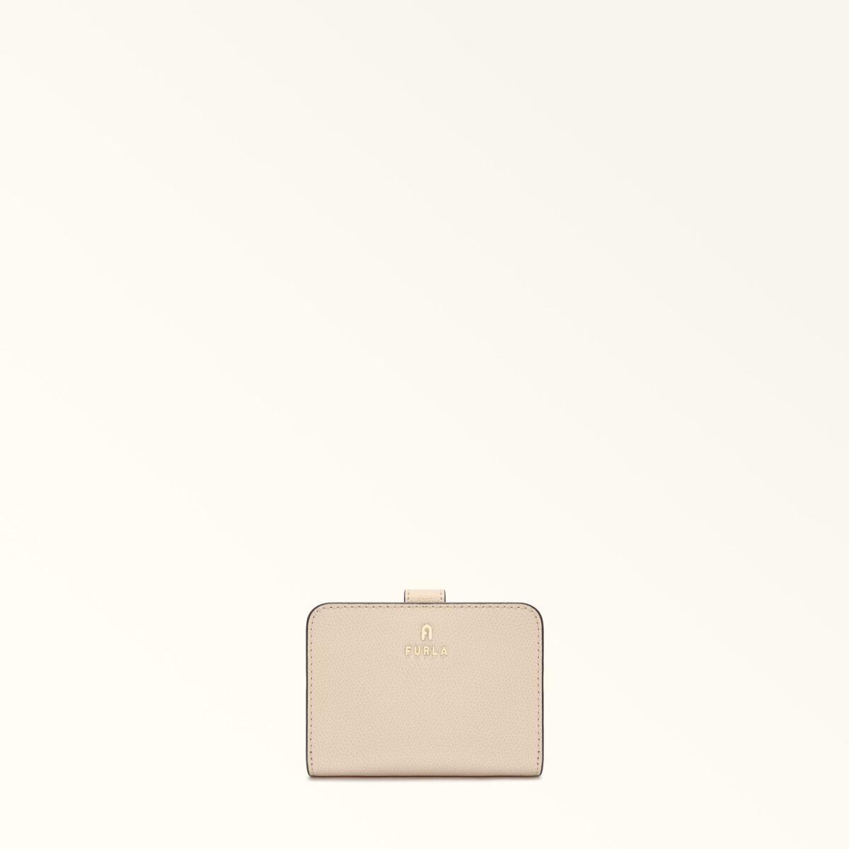 [型番:WP00315-ARE000]洗練された機能美が光る「FURLA CAMELIA」コンパクトウォレット高級感のあるグレイン仕上げのプリントレザーを使用した、洗練された一点。バッグにすっきりと収まるコンパクトなデザインながら、内部には複数のポケットとコンパートメントを備え、現金やカードをスマートに整理できる2つ折り財布です。フロントに施されたパンチングのブランドロゴとアーチロゴが、モダンなアクセントを添えます。【ポイント】・スマートな収納力: コンパクトながら、6つのカードポケットと4つのサイドポケットで高い整理機能を実現・上質な素材感: 傷が目立ちにくく、日常使いに最適なグレイン仕上げのプリントレザー・実用的なレイアウト: ファスナー式のコインポケットとプレススタッズ開閉で、中身を安全かつスムーズに出し入れ可能・洗練されたディテール: ミニマルなパンチングロゴが、ブランドのアイデンティティを上品に演出【スペック】・内側にクレジットカード用ポケット x6・内側にサイドポケット x4・内側にお札用コンパートメント・内側にファスナー式コインポケット・プレススタッズ式開閉・フロントにパンチング加工のブランドロゴとアーチロゴ【FURLA|フルラ】1927年、ボローニャでアルド・フルラネットにより創立されたフルラは、創立100周年とその先を見据えながら、クラフツマンシップ、美しさ、洗練されたデザインというブランドの価値観を守り続けています。FURLAは、クオリティ、カラフルなクリエイティビティ、ジョイフル、コンテンポラリーなイタリアのライフスタイルを、バッグ、シューズ、アクセサリーへ投影させています。※こちらはフルラの公式オンラインストアです。修理やアフターサービスにつきましては、マルイウェブカスタマサポートセンターへご連絡ください。※お買上証明書は大切に保管してください。（修理の際に必要となります）※ロゴなど一部の仕様が写真と異なる場合がございます。あらかじめご了承ください。■カラー：2色展開サイズ高さ幅まち＊＊8．512．02．5※(　)で表記されている数字はヌードサイズです。ヌードサイズとは衣服を身につけない身体のサイズです。お客様ご自身の身体サイズと比較してお選びください。 ■素材： ラミネート加工牛床革 ■お手入： &nbsp;&nbsp;>>商品のお取り扱い方法 ■原産国： 中国【公式】フルラ カメリア (Furla Camelia) コンパクト財布 S／フルラ（FURLA）BLUSH PINK+COROLLA IBALLERINA I画面上と実物では、多少色具合が異なって見える場合がございます。