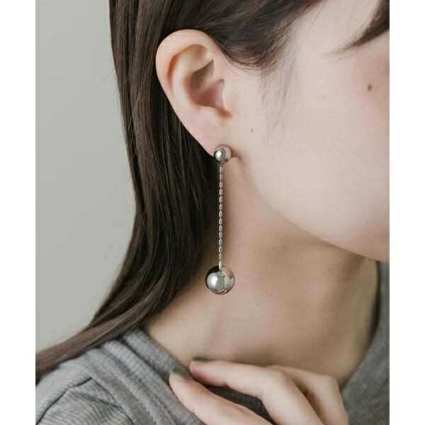 メタルボールスウェイロングピアス／スメリー（SMELLY）