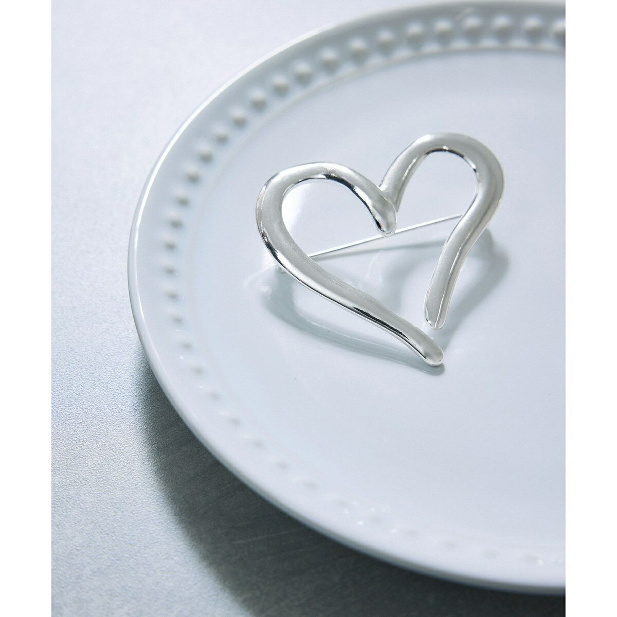 ニュアンスオープンハートブローチ／ビス（VIS）