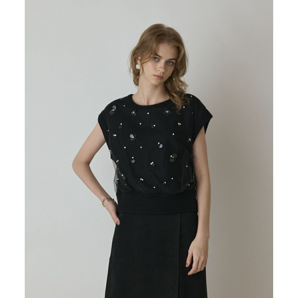 [型番：0325343372]晩夏から秋本番まで長く着て頂けるニットノースリーブトップス。 繊細なチュール地にスパンコールビジュー刺繍をバランス良く配置した、華やかで女性らしい佇まいの一枚。チュールならではのシアーな透け感や重なりから生まれ...