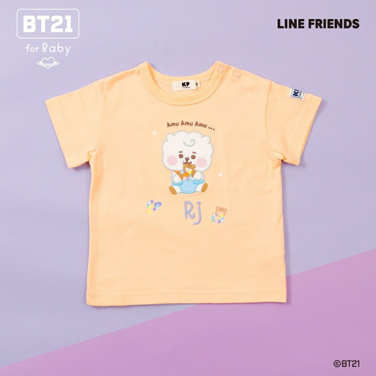 [型番：4553224]BT21から、待望のベビーウェアが登場！ユニバースターBT21たちを、繊細なアップリケ刺しゅうであしらった半袖Tシャツ。KOYA、RJ、SHOOKY、MANG、CHIMMY、TATA、COOKYの7キャラクターが、それぞれ異なるカラーで登場です！左肩にはスナップボタン付きで、お着替えもスムーズ。ディテールにこだわった、特別感のある一枚です。■カラー：7色展開サイズ：着丈×胸囲×肩巾×袖丈80cm：35×60×27×8.590cm：37×62×28×9※(　)で表記されている数字はヌードサイズです。ヌードサイズとは衣服を身につけない身体のサイズです。お客様ご自身の身体サイズと比較してお選びください。 ■素材： 綿100% ■お手入： 洗濯方法は商品タグをご確認ください&nbsp;&nbsp;>>商品のお取り扱い方法 ■原産国： 中国【大好評につき再入荷】【BT21】アップリケ半袖Tシャツ／ケーピー（KP）オレンジ黄エメラルド グリーンブルーサックスパープルミント画面上と実物では、多少色具合が異なって見える場合がございます。