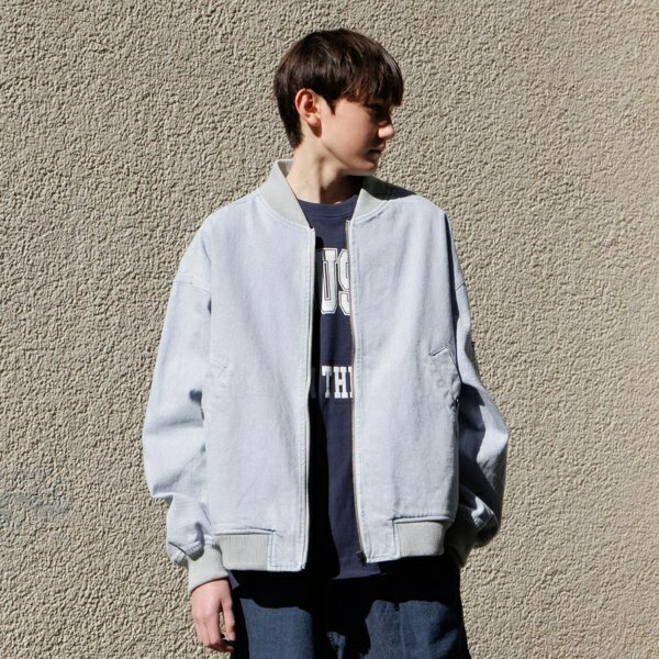 [型番：3751303]12ozのデニム生地を使用したMA-1です。身幅、肩幅が大きめなワイドシルエットになっています。ピスネームのみのシンプルなデザインで、インナーにはパーカーやロンTなどどんなテイストのアイテムにも合わせやすいデザインです。【モデル】身長171cm　着用サイズ：L(170cm)（Lブルー）身長175cm　着用サイズ：L(170cm)（Lブルー）身長171cm　着用サイズ：L(170cm)（Lブルー、クロ）身長165cm　着用サイズ：L(170cm)（クロ）※モデル着用の商品は、こちらのページの商品以外は参考イメージとなっております。【ご注意点】■色落ち加工を施し、職人により手作業で仕上げている為、製品によって風合いや寸法に個体差がございます。あらかじめご了承ください。■商品特有の匂いがございますが、数回洗濯いただくことで軽減されます。■この製品は非常に色落ち、色移りしますのでご着用の際は下記の点に十分ご注意ください。・着用と洗濯を繰り返すことで色落ちが進み、使い込んだ風合いになります。・白・淡色系衣料品と合わせて着用されると摩擦によって他の衣料品に色移りします。・雨の日、汗等濡れた状態は、さらに他の衣料品等への色落ち色移りがしやすくなります。・保管の際は、色移りを防ぐ為、白・淡色の衣料品と重ねないでください。・日光（または照明）を長時間受けると黄変の恐れがありますので着用・保管の際はご注意ください。【透け感】なし【伸縮性】なし【裏地】なし【ポケット】あり※フロントポケット×2、袖ポケット×1L・ブルー：身長171cm　着用サイズ：L(170cm) クロ：身長171cm　着用サイズ：L(170cm) ■カラー：L・ブルー、クロサイズ：着丈×裄丈×身幅S(150cm)：60×78×60M(160cm)：64×83×63L(170cm)：68×88×67LL(180cm)：71×91×70※(　)で表記されている数字はヌードサイズです。ヌードサイズとは衣服を身につけない身体のサイズです。お客様ご自身の身体サイズと比較してお選びください。 ■素材： 綿100％ ■お手入： 洗濯方法は商品タグをご確認ください&nbsp;&nbsp;>>商品のお取り扱い方法 ■原産国： 中国【大人向けサイズあり】デニムボンバージャケット／グラソス（GLAZOS）L・ブルークロ画面上と実物では、多少色具合が異なって見える場合がございます。