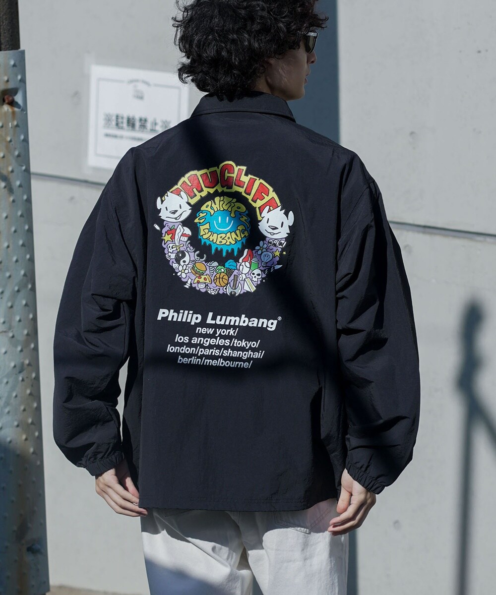 ◆Philip Lumbangから新作コーチジャケットが登場◆マットな質感とワッシャー加工によるシワ感が特徴のナイロンタスロンを使用したコーチジャケット。背面には、カラフルでバラエティ感のあるPhilip Lumbangのオーバルグラフィックと、象徴的モチーフであるランチバッグのアートを施した2柄を展開。ストリート感を引き立てるデザインに仕上がっています。裾のコードで着丈の長さを調節でき、シルエットに合わせたスタイリングが楽しめます。■カラー：ブラックA柄、ブラウンA柄、ブラックB柄■M[身幅]63.0[身丈]70.0[肩幅]56.0[袖丈]60.0■L[身幅]66.0[身丈]73.0[肩幅]58.0[袖丈]62.0■XL[身幅]69.0[身丈]76.0[肩幅]60.0[袖丈]64.0※(　)で表記されている数字はヌードサイズです。ヌードサイズとは衣服を身につけない身体のサイズです。お客様ご自身の身体サイズと比較してお選びください。 ■素材： 表地：ナイロン　100%、裏地：ポリエステル　100% ■お手入： &nbsp;&nbsp;>>商品のお取り扱い方法 ■原産国： 中国【Philip Lumbang】ナイロンコーチジャケット／ジーンズメイト（JEANS MATE）ブラックA柄ブラウンA柄ブラックB柄画面上と実物では、多少色具合が異なって見える場合がございます。