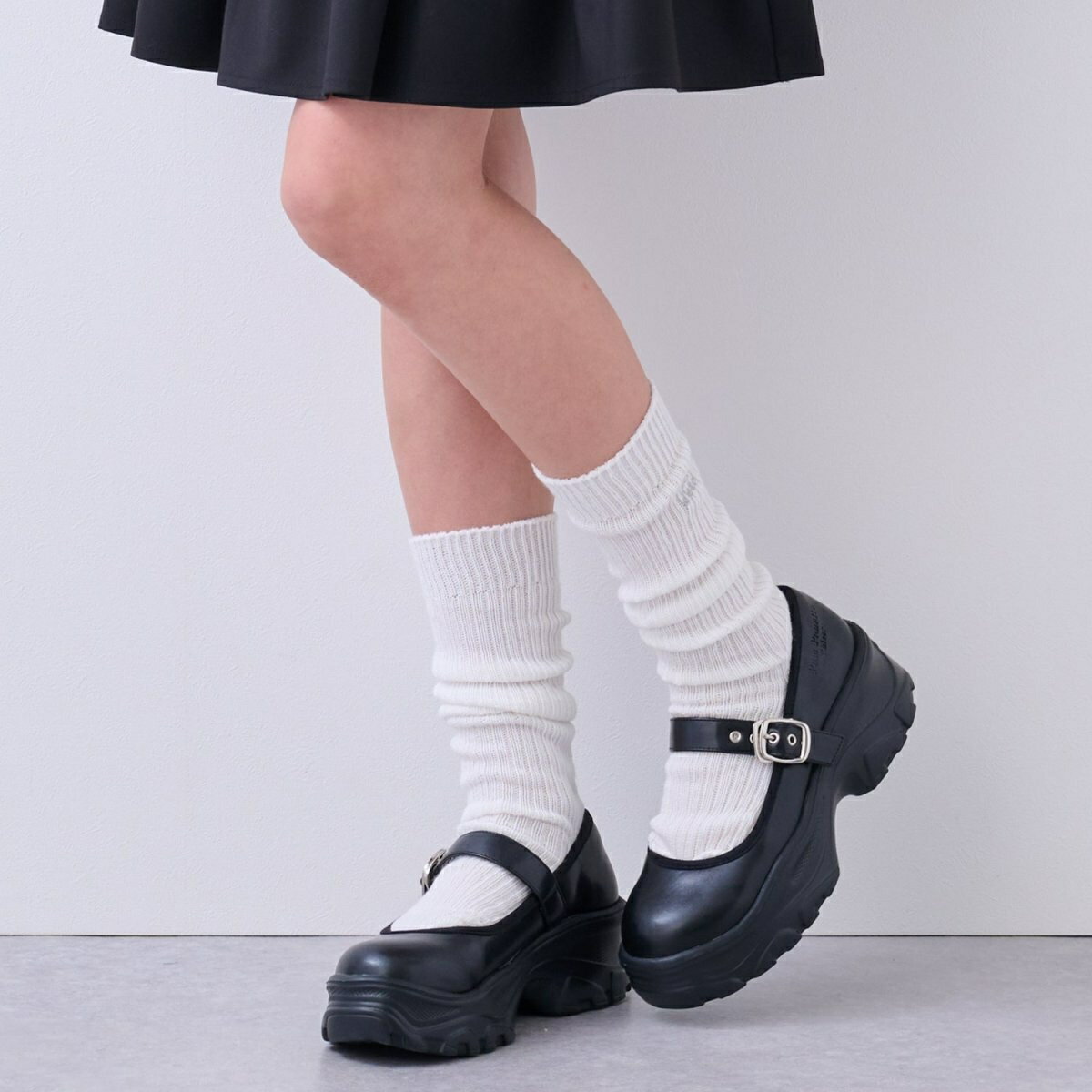 [型番：4953405]足元に程よいボリュームを持たせられるルーズソックスです。クシュっとたるませてはくことで、今っぽい抜け感やこなれたスタイルが完成します。伸縮性のあるやわらかな素材のため、長時間の着用も快適。スニーカーやローファー、パン...