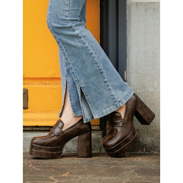 [型番：25570356750]つま先はスクエアトゥのデザインになっており、きれいめな印象を演出します。ムラ感のあるフェイクレザーの質感が大人びた雰囲気を放つのもポイント。ヒール高10cm厚底チャンキーヒールは脚長効果はもちろん、安定感があ...