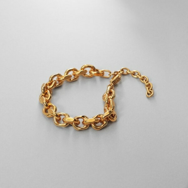 [型番：76741278]繊細さと存在感が共存する、計算されたフォルム。中空のケーブルチェーンにスロープ状のカットを施し、軽やかな着け心地と立体的な輝きを実現したデザインチェーンブレスレット。光を受けて繊細に煌めくカット面が、チェーンの表情...