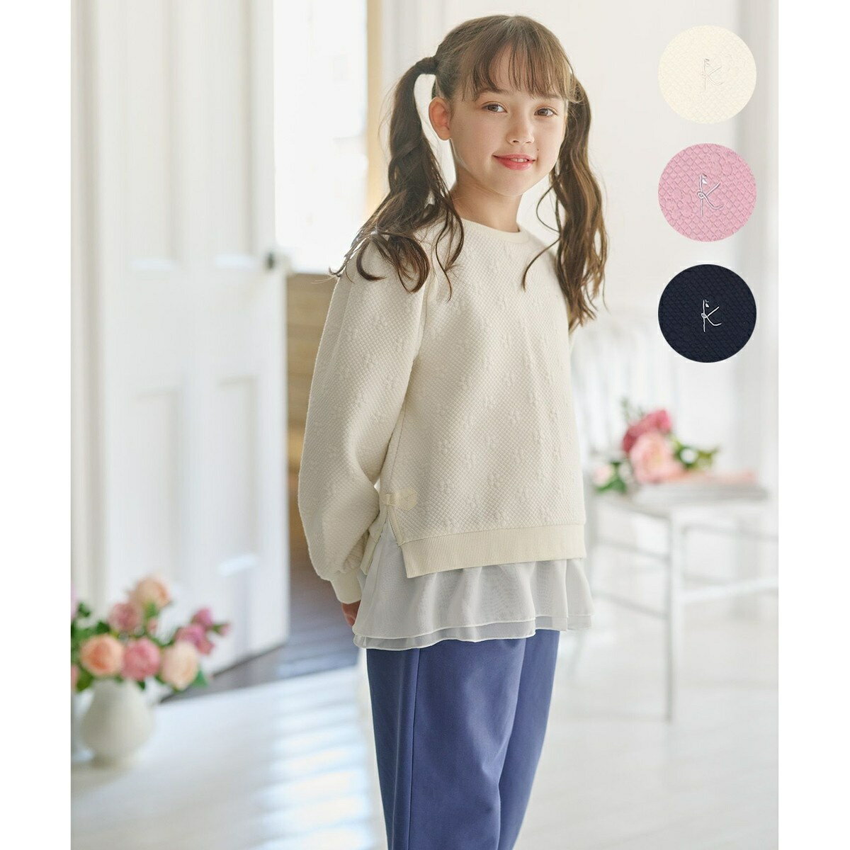 [型番：TOKGGA0904]■デザインお花柄を散りばめたオリジナルのキルト柄がポイントのジャガード素材を使用したトレーナーです。シンプルながらも華やかな印象に仕上げています。裾からのぞく2重のシフォンフリルが重ね着スタイルを演出し、さらっ...