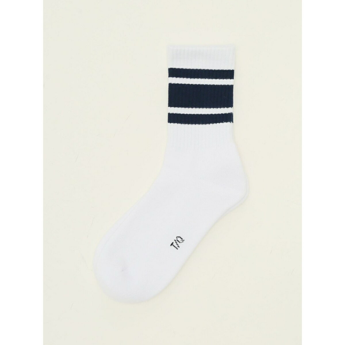 [型番：110325203312523]タカキューメンズ/TAKA-Q:MEN抗菌防臭 ライン入りロゴ刺繍 ショートソックス■素材特徴表糸は通気性と吸収性に優れたコットン100％糸、裏糸にはポリウレタン糸を使用しています。やや肉厚な素材でフィット性に優れています。足裏は衝撃を吸収してくれるパイル編みを採用。つま先・かかとには補強糸を使用して耐久性を持たせています。■機能【抗菌防臭】菌の繁殖を抑制して、汗や部屋干しの生乾き臭を軽減。■デザインショート丈のリブソックスです。足底部の「T/Q」刺繍と紺の3本ラインがアクセントになっています。スポーティーなスタイルから綺麗目カジュアルまで大活躍してくれます。絶対に使える、実用性のあるギフトアイテムとしてもおすすめです。■シルエット25-27cm対応。18cmのショート丈で、スニーカーやローファーと相性抜群です。*アテンションタグ・洗濯ネームを御確認の上、着用又は取り扱い下さい。*光の当たる場所や高温多湿になる場所での保管は避けて下さい。*使用の有無に関わらず、経年劣化は進行いたしますのでご了承下さい。*生地の裁断・縫製方法により、写真と同様の柄が出ない場合がございます。*閲覧デバイス・環境により質感・色味に誤差が生じる場合がございます。*サイズ表に記載の寸法は実寸表記となり、商品に付属の下げ札等に記載の寸法とは異なる場合がございます。■カラー：01白cm対応サイズ 25-27/高さ 18※(　)で表記されている数字はヌードサイズです。ヌードサイズとは衣服を身につけない身体のサイズです。お客様ご自身の身体サイズと比較してお選びください。 ■素材： コットン100％ ■お手入： &nbsp;&nbsp;&gt;&gt;商品のお取り扱い方法 ■原産国： 中国【抗菌防臭 綿100% 靴下】タカキュー ライン入りロゴ刺繍 ショート丈ソックス／タカキュー（TAKA-Q）01白画面上と実物では、多少色具合が異なって見える場合がございます。