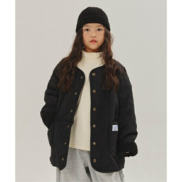 [型番：J402805]裏地がボアであたたかい、キルティングアウター。黒と白の2色展開で、ポケットのネームがさりげないアクセント。袖を折ってもかわいく着られるデザインで、カジュアルコーデにぴったりの一枚＜お取り扱いのご注意＞この商品は着用中の摩擦や洗濯により毛羽の乱れ、毛羽脱落、毛玉が生じることが有ります。できるだけ美しくご利用頂く為に次のことにご留意下さい。○毛玉は毛玉取り器またはハサミで丁寧にカットして下さい。○毛羽が他に付着した際はテープやブラシで除去して下さい。○他の製品とは洗わず、単独でお洗濯して下さい。○タンブル乾燥はお避け下さい。#BREEZE【サイズ情報】90-100：身丈45.5 身幅42 肩幅42 袖丈27 袖口幅27110-120：身丈52.5 身幅47 肩幅47 袖丈34.5 袖口幅34.5130-140：身丈59.5 身幅53 肩幅53 袖丈41.5 袖口幅41.5■カラー：ブラック、アイボリーサイズ情報は、下記の商品説明をご覧下さい。※(　)で表記されている数字はヌードサイズです。ヌードサイズとは衣服を身につけない身体のサイズです。お客様ご自身の身体サイズと比較してお選びください。 ■素材： ブラック/アイボリー：キルト表地・パイピング部分：ナイロン100%裏地・中綿：ポリエステル100% ■お手入： 最高液温40℃以下で手洗い、漂白剤使用禁止、色物は同系の色と一緒に、洗濯後直ちに取出し、タンブル乾燥&nbsp;&nbsp;&gt;&gt;商品のお取り扱い方法 ■原産国： 中国【WEB限定】 キルティングアウター／ブリーズ（BREEZE）ブラックアイボリー画面上と実物では、多少色具合が異なって見える場合がございます。