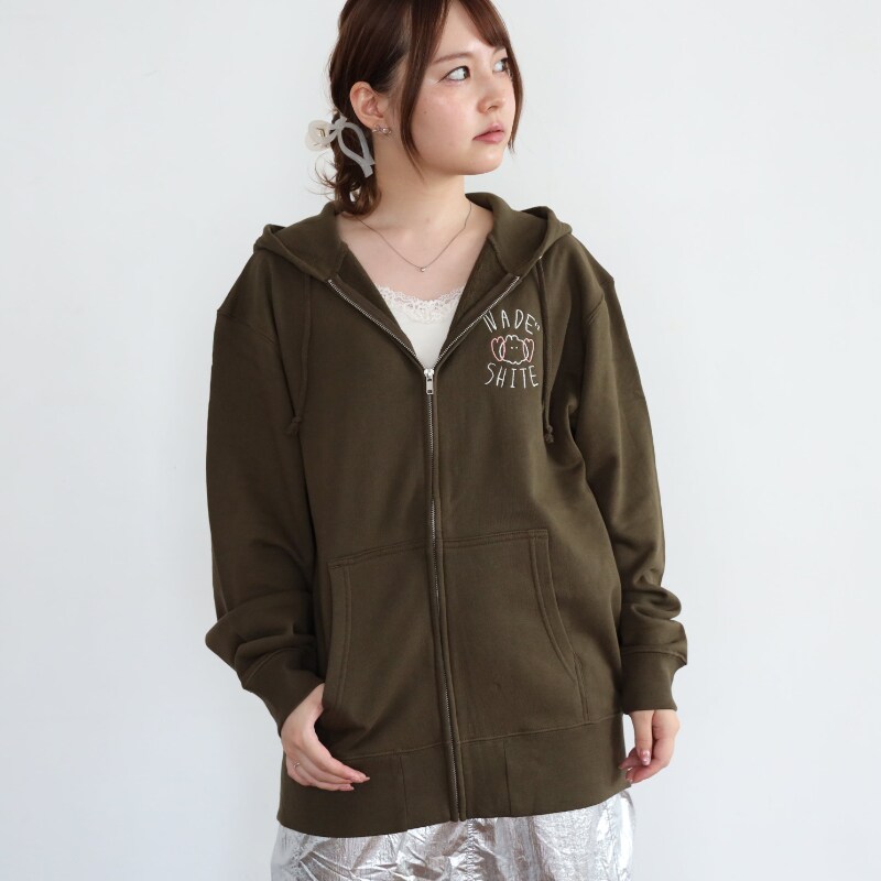 [型番:M2500157]NADENADESHITE！刺繍がオシャレなZIPパーカ。■カラー：カーキ※(　)で表記されている数字はヌードサイズです。ヌードサイズとは衣服を身につけない身体のサイズです。お客様ご自身の身体サイズと比較してお選び...