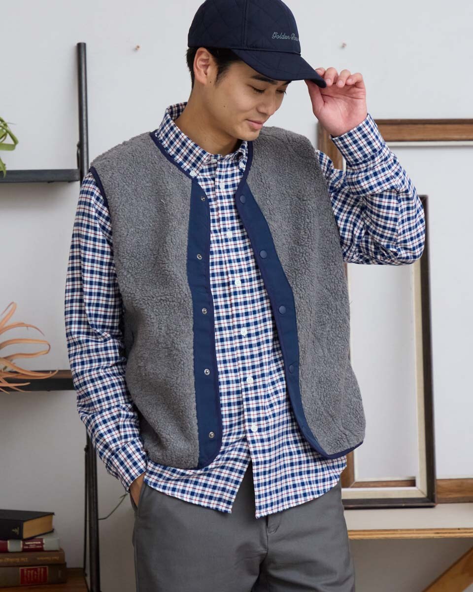 [型番:314RD409]ふんわりとした肌触りのボアフリース素材のベストです。ボアフリース全面に施されたひょうたん柄は個性と表情を演出します。アウターとしても、インナーとしても活躍する汎用性の高いベストです。■カラー：ベージュ、グレーSIZE表Msize 肩幅42　胸囲108　着丈62Lsize 肩幅44　胸囲114　着丈65LLsize 肩幅46　胸囲120　着丈68※(　)で表記されている数字はヌードサイズです。ヌードサイズとは衣服を身につけない身体のサイズです。お客様ご自身の身体サイズと比較してお選びください。 ■素材： 本体表側 ポリエステル 100％うら側 ポリエステル 100％布帛部分 ナイロン 100％パイピング部分 ナイロン 85％ ポリウレタン 15％ ■お手入： &nbsp;&nbsp;>>商品のお取り扱い方法 ■原産国： ミャンマー製ボアベスト／ゴールデンベア（GOLDENBEAR）ベージュグレー画面上と実物では、多少色具合が異なって見える場合がございます。