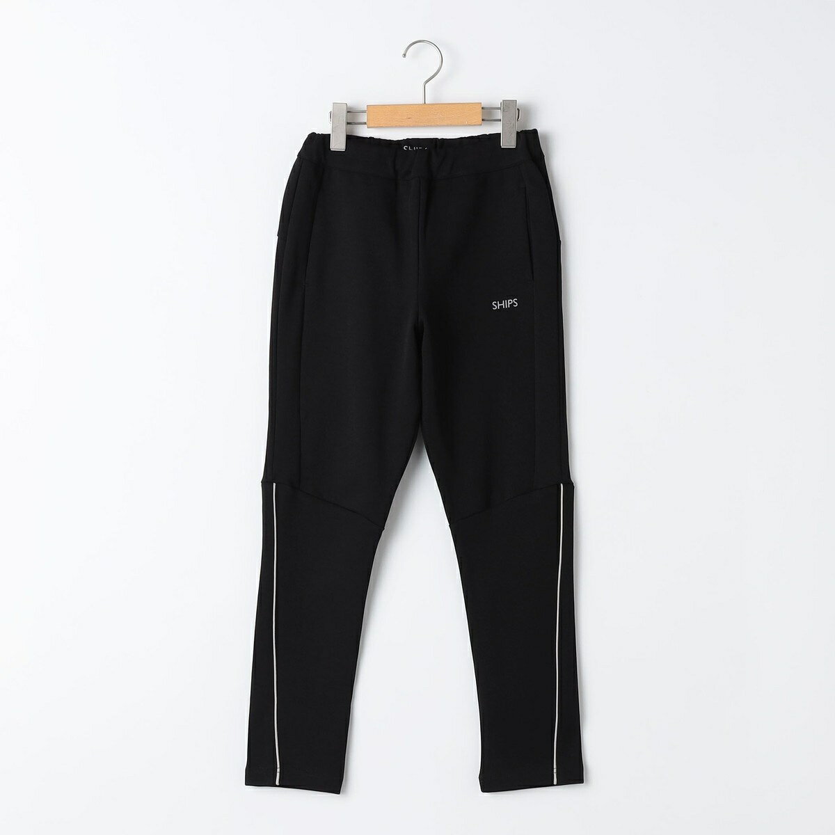 [型番：513100174]ダンボールニットを使用したトラックパンツ【素材特性/デザイン】落ち着いた表情と軽やかな着心地が魅力のダンボールニットを使用した、フルレングスのトラックパンツ。すっきりとしたシルエットでありながら、動きやすさを考慮...