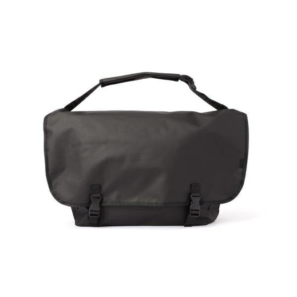 [型番：7925976230]PACKING／パッキング／MAT RIP MESSENGER／PA-055今回の素材は撥水素材なのにレザーのような質感のマットブラックのリップストップナイロンを使用。かなり大きな容量のメッセンジャーバッグ。内側にPCやタブレットを収納できるポケットを付属しています。サイドにはペットボトルも収納可能なドリンクホルダーを完備。ブラックはシーンを問わずコーディネートに馴染みやすい。キャリーバーに装着可能なので旅行にもお勧め。PACKING／パッキングアメリカのスーパーに雑多に売られているような、毎日使うバックパックをコンセプトに2018年スタート。アメリカらしい野暮ったさも残るシンプルイズベストなバッグブランド。■カラー：ブラックF：横/61CM 高さ/36CM マチ/16CM ショルダー(調節可)/81CM※(　)で表記されている数字はヌードサイズです。ヌードサイズとは衣服を身につけない身体のサイズです。お客様ご自身の身体サイズと比較してお選びください。 ■素材： - ■お手入： &nbsp;&nbsp;>>商品のお取り扱い方法 ■原産国： -PACKING／パッキング／MAT RIP MESSENGER／PA-055／マナスタッシュ（Manastash）ブラック画面上と実物では、多少色具合が異なって見える場合がございます。