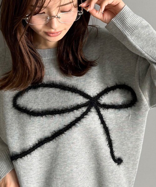 【mily bilet】ゆるっと可愛げ、ふわっと存在感。リボンフェザーコード刺繍ニット（長袖）／クラシカルエルフ（Classical Elf）