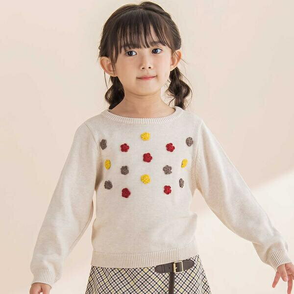 [型番：1112-78123]-25AW-温かみのあるカラーのお花モチーフが華やかなニット。■デザイン立体感のあるおはじきのようなかぎ針編みのモチーフでレトロな雰囲気が楽しめます。クリームベージュのナチュラルで温かみのある色合いがやわらかい印象に見せてくれます。すっきりとしたクルーネックでシンプルに1枚でもインナーにブラウスなどを合わせても可愛く着ていただけます。ポイントになっているお花のカラーと合わせてコーデするとおしゃれですよ♪■素材/機能アクリルコットン混の糸でお手入れもしやすく、ふんわりとした編地のバルキーニットです。25秋冬 女の子アイテム【10月テーマ 2 GIRL】- 公園での日光浴 -フランス西部のメドック自然公園は大西洋や湖、自然を感じられる大きな公園。あたたかな光を浴びながら有意義な休暇を過ごそう。刺しゅうやフラワーモチーフなどの手作り感のあるモチーフを取り入れたあたたかみのあるトラッドなコレクション。【2025年秋冬 シーズンテーマ】-クルーズ・私の行く先-レストランやブティック・劇場・図書館にカフェまるでひとつの街のように巨大な架空の豪華客船での船旅をイメージしたコレクション。上質さや品の良さをベースに遊び心や楽しさをプラスしたブルジョワシックなスタイルを提案します。【BeBe(べべ)】”LOVE MODERN” 少しおませで、生意気なヨーロピアンカジュアルの提案。時代性・流行性をとらえ、ベーシックでもワンポイントを施した遊び心、楽しさを盛り込んでいます。シンプルだけど、こだわりのあるオリジナリティーを重視しています。■カラー：ベージュ100cm:身幅30 着丈36 肩幅23 袖丈33.5110cm:身幅32 着丈38 肩幅24 袖丈38120cm:身幅34 着丈41 肩幅25 袖丈42130cm:身幅36 着丈44 肩幅27 袖丈46140cm:身幅38 着丈47 肩幅29 袖丈50※(　)で表記されている数字はヌードサイズです。ヌードサイズとは衣服を身につけない身体のサイズです。お客様ご自身の身体サイズと比較してお選びください。 ■素材： ベージュ：アクリル55% 綿45% ■お手入： 手洗い&nbsp;&nbsp;>>商品のお取り扱い方法 ■原産国： 中国かぎ針花モチーフニットプルオーバー(100~140cm)／ベベ（BeBe）ベージュ画面上と実物では、多少色具合が異なって見える場合がございます。