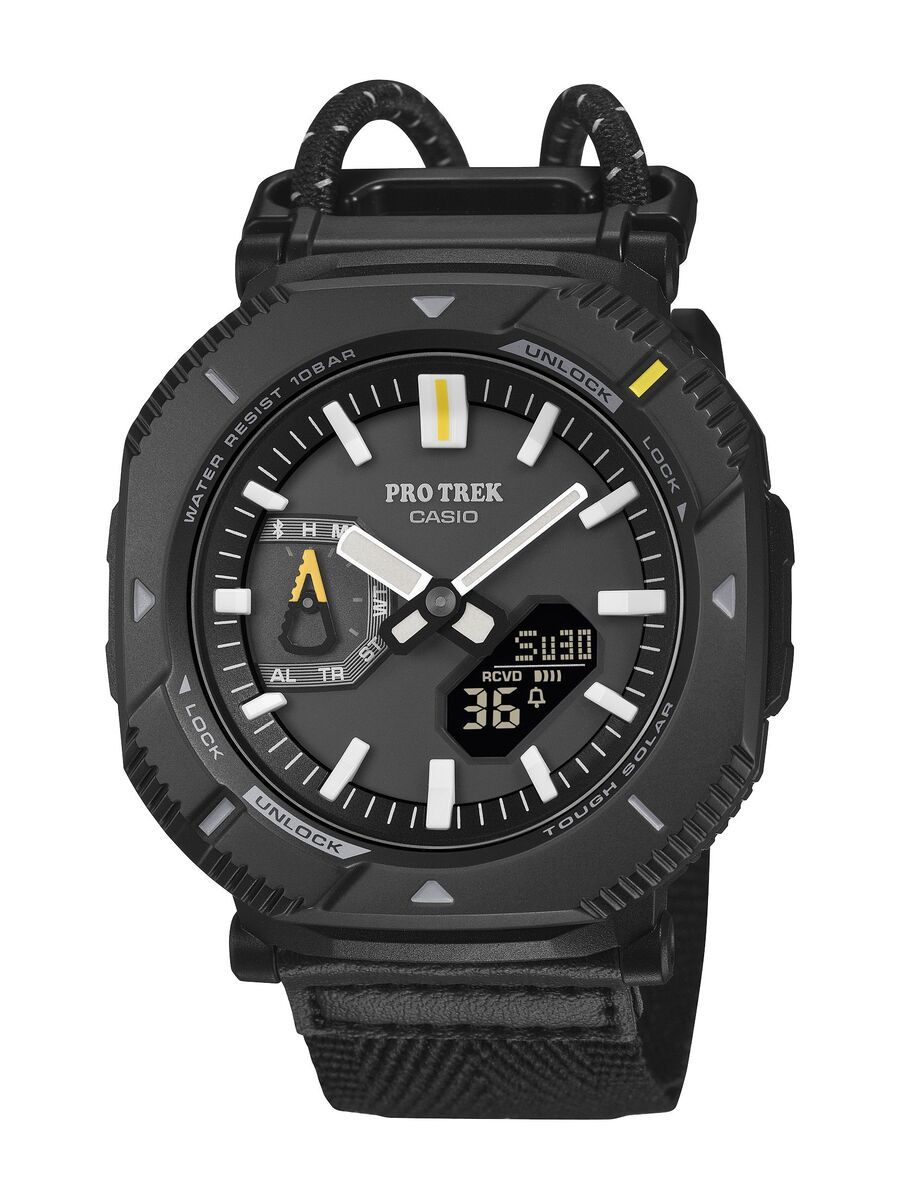 [型番:PRJ-B001B-1JF]PRO TREK Hiker Lineの最軽量モデル「PRJ-B001」から、全身ブラックにイエローのアクセントを効かせたモデルをご紹介します。特筆すべきは、バンジーコードに採用されたドット状のリフレクター。夜間の行動中や移動時の安全性を高め、暗闇での視認性を確保。アウトドアでの置き忘れ防止にも役立ちます。独自のロータリーガードベゼルを採用し、用途に合わせて2つのスタイルを使い分けられます。普段使いに適した角型スタイルでは、ボタンが隠れて誤操作を防止。アクティビティ時にはベゼルを45度回転させるだけで、ボタンが現れて操作性が向上します。アウトドアギアからインスパイアされたバンジーコードバンドは、クロスバンドとの組み合わせにより通気性と腕へのフィット感を向上。ループタイプの伸縮コードとフックで、素肌やウェア越しでも簡単に装着できます。ケースなど主要パーツには環境に配慮したバイオマスプラスチックを使用。タフソーラーを搭載し、わずかな光で充電するため長時間のトレッキングでも電池切れの心配がありません。Bluetooth連携機能により、時計のボタン操作で現在位置と時刻を専用アプリの地図上に記録。絶景ポイントや再訪したい場所を行動ログとして残せるため、アウトドア体験をより豊かにします。ロングトレイル、ウルトラライトハイクに最適な軽量性と機能性を両立し、昼夜を問わず頼れるパートナーとして、あなたのアウトドアライフを安全にサポートします。■カラー：＊＊■ケースサイズ：縦50.3mm　横46.0mm　厚13.6mm※(　)で表記されている数字はヌードサイズです。ヌードサイズとは衣服を身につけない身体のサイズです。お客様ご自身の身体サイズと比較してお選びください。 ■素材： ■ケース素材：樹脂■風防素材：無機ガラス■ベルト素材：クロスバンド■仕様：タフソーラー・モバイルリンク機能・針退避機能・ワールドタイム・ストップウオッチ・タイマー・時刻アラーム5本/時報・バッテリーインジケーター表示・パワーセービング機能・フルオートカレンダー・12/24時間制表示切替・耐低温仕様（−10℃）・操作音ON/OFF切替機能・曜日表示・ダブルLEDライト・10気圧防水 ■お手入： ムーヴでお買い上げの商品は電池交換1回無料（一部除外品有）・ブレスサイズ調整無料です。&nbsp;&nbsp;>>商品のお取り扱い方法 ■原産国：CASIO カシオ PROTREK 【国内正規品】PRJ-B001B-1JF／プロトレック（PROTREK）＊＊画面上と実物では、多少色具合が異なって見える場合がございます。
