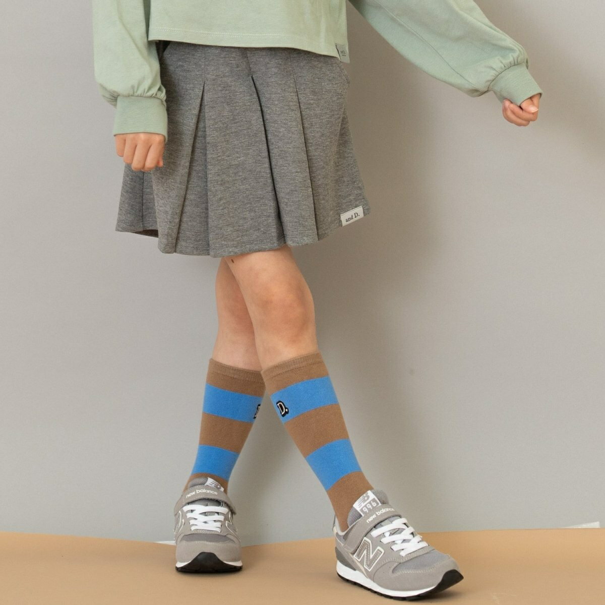 [型番：4654102]見た目はスカート、実は動きやすいキュロット！【デザインポイント】ひらっと広がるボックスプリーツで、一見スカートに見えるけど、実は中はキュロット。元気に走って、飛び跳ねても安心！おしゃれも動きやすさも、どっちも叶える1枚です。やわらかくて軽いダンボール素材を使用し、型崩れしにくくシルエットもきれい。ウエストはゴム＋リブ仕様で、おなかまわりもラクちん＆すっきり見えがうれしいポイント！カラー展開：■ブルー：さわやかで程よく甘さを抑えたおしゃれカラー■黒：どんなトップスとも相性◎万能カラーで着回し抜群■グレー：カジュアルでもきれいめでも使いやすい中間トーン【スタイリング】・ロゴTやスウェットと合わせてカジュアルガーリーに・ショート丈トップスと合わせれば、プリーツの広がりがきれいに見えてバランス◎・肌寒い日はタイツ＋スニーカーやブーツで秋冬スタイルにも対応・カーディガンやパーカーを羽織ってもバランスよく決まる！ーーーーーーーーー※モデル着用写真より商品写真が最も実物に近い色味です。※商品の色味は、撮影場所や光のあたり具合などにより色味が違って見える場合が御座います 。また、お客様のお使いのPCのモニター環境などにより色味が違って見える場合が御座います。予めご了承の上ご注文下さい。■カラー：グレー、ブルー、黒サイズ：ウエスト×スカート丈×股上×股下×裾幅90cm：42×25×23×4.5×52100cm：44×27×24×5.5×55110cm：46×29×25×6.5×58120cm：48×31×26×7.5×61130cm：50×33×27×8.5×64140cm：53×35×28×9.5×67※(　)で表記されている数字はヌードサイズです。ヌードサイズとは衣服を身につけない身体のサイズです。お客様ご自身の身体サイズと比較してお選びください。 ■素材： 本体：綿48%本体：ポリエステル46%本体：ポリウレタン6%ウエスト部分：綿77%ウエスト部分：ポリエステル17%ウエスト部分：ポリウレタン6%ポケット布：ポリエステル97%ポケット布：ポリウレタン3% ■お手入： 洗濯方法は商品タグをご確認ください&nbsp;&nbsp;>>商品のお取り扱い方法 ■原産国： 中国ボックスプリーツスカパン／アンドディープティマイン（and D.patit main）グレーブルー黒画面上と実物では、多少色具合が異なって見える場合がございます。