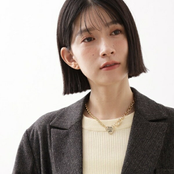 [型番：04004325]【デザイン＆ディテール】ハートに刻印があしらわれたモチーフがキュートなアクセントとなるネックレスです。2種類のチェーンを組み合わせたアシンメトリーデザインが、個性的で動きのあるラインを演出し、一点で存在感を放ちます...