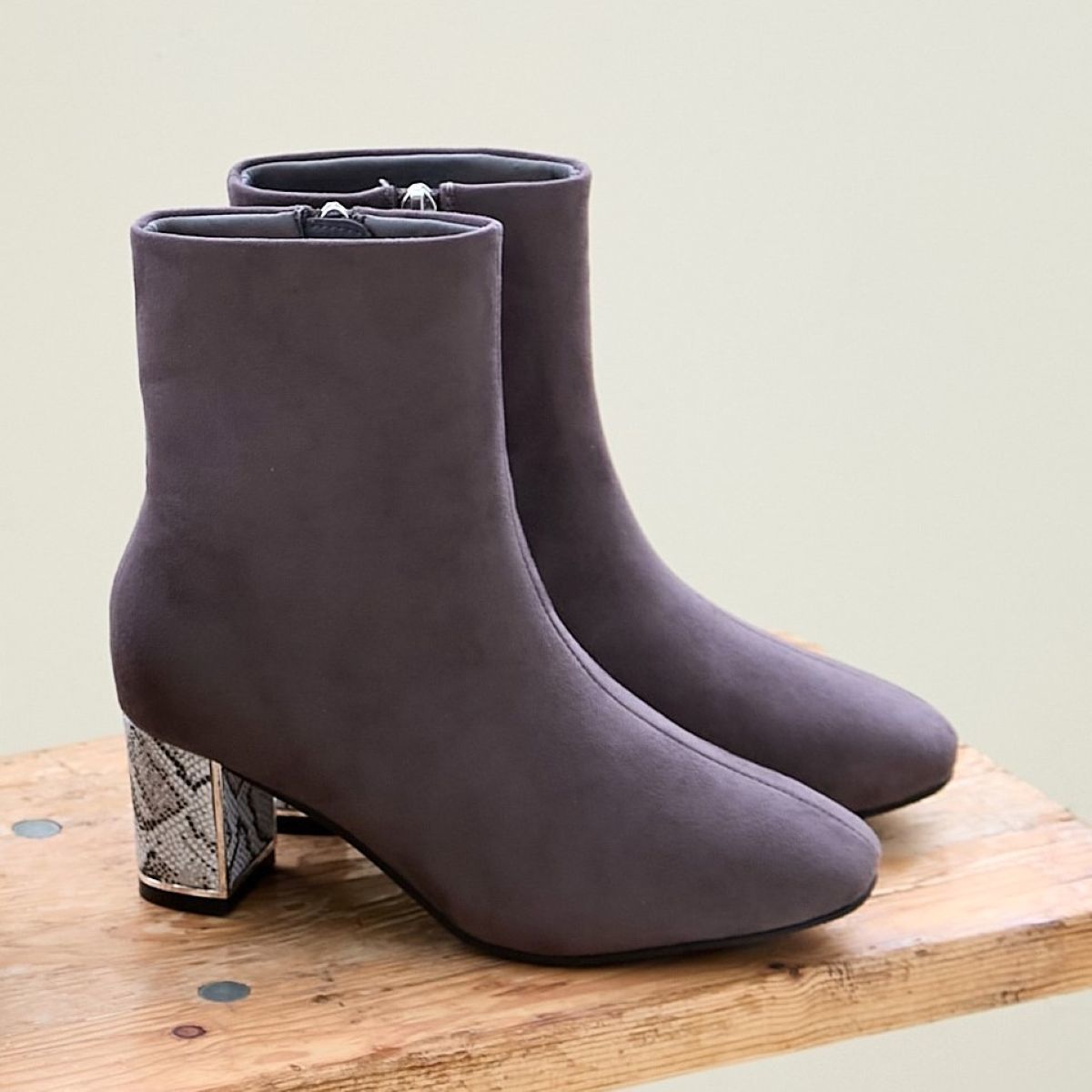 lus. パイソン柄ヒールショートブーツ 6cmヒール スクエアトゥ スエード ふわふわインソール／ラスドット（lus.）