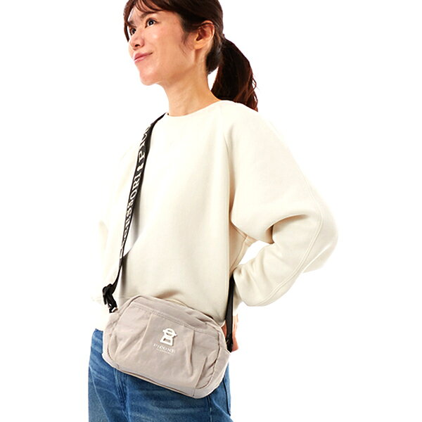 [型番:5501PI0540195]お出かけに便利な小さめサイズの人気ブランドPICONE ACCESSORIのワンポイント入りポシェットです。わずか220gととにかく軽いので、お買い物やお散歩などの日常使いに毎日持ち歩きたくなるおススなバックです。外側前面にマグネット止めのオープンポケットが1つ、背面にはファスナーポケット1つあります。開閉はファスナー仕様で中身が見えにくいので安心です。 シンプルで軽量のポシェットは幅広い年代にお使いいただけるので、プレゼントやギフトにもおススメです。■カラー：ベージュサイズ■高さ幅まち＊＊17．021．09．5※(　)で表記されている数字はヌードサイズです。ヌードサイズとは衣服を身につけない身体のサイズです。お客様ご自身の身体サイズと比較してお選びください。 ■素材： 表地：ポリエステル　裏地：ポリエステル　肩紐部分：ポリエステル ■お手入： −&nbsp;&nbsp;>>商品のお取り扱い方法 ■原産国： 中国製ピッコーネ アチェッソーリ マル型ポシェット／ピッコーネ・アッチェッソーリ（PICONE ACCESSORI）ベージュ画面上と実物では、多少色具合が異なって見える場合がございます。