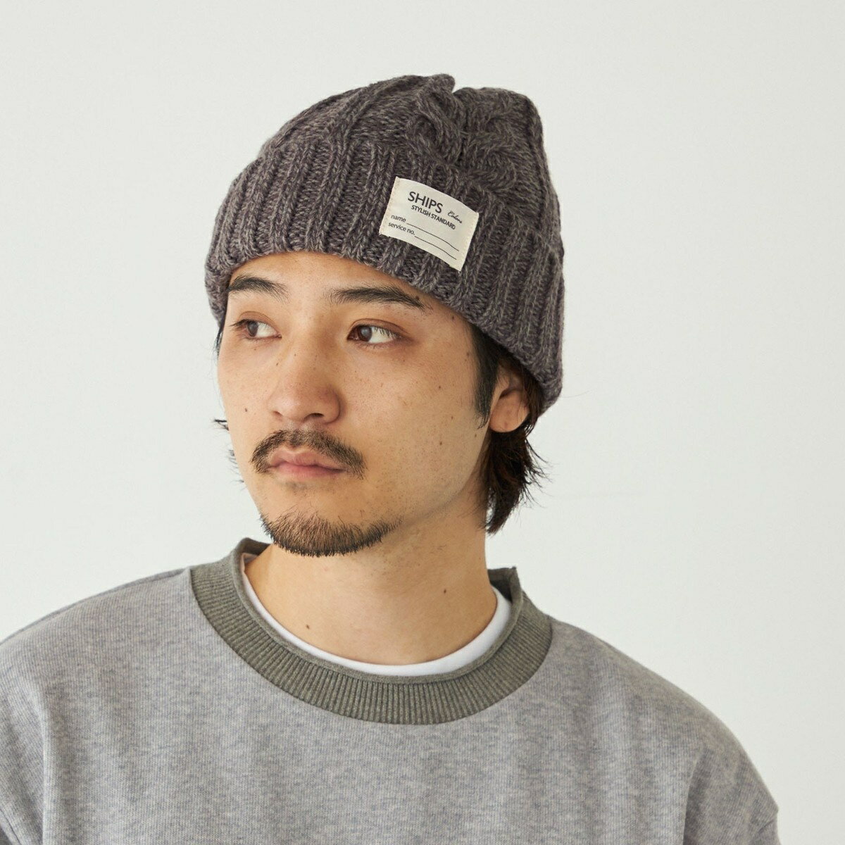 [型番：218570005]■25AW■アクリル素材のケーブルニットキャップ。SHIPS Colorsオリジナルのピスネームがアクセントになっています。柔らかい印象のやや太めなケーブル編みで、年齢や性別を問わずご着用いただきやすいニットキャップ。定番のカラーラインナップに加え、コーディネートのアクセントになるようなカラーもご用意しています。ご自宅で手洗いできるのもうれしいポイントです。同素材でアゼニットキャップとKIDSサイズのご用意もございます。アゼニットキャップ品番：218-57-0004KIDSアゼニットキャップ品番：238-57-0001KIDSケーブルニットキャップ品番：238-57-0002※モールサイトによって(ハイフン/-)抜きでの品番表記となります。------------------------------生地の厚み：やや厚手伸縮性：有透け感：無光沢感：無水洗い：手洗い可------------------------------※末永く愛用頂く為に、アテンションタグを必ずご確認の上、着用又はお取り扱いください。※商品の色味は、物撮りの詳細画像をご参照ください。※画像の商品はサンプルです。実際の商品と仕様、加工、サイズが若干異なる場合がございます。※こちらの商品はアウトレットのオリジナルレーベル商品です。SHIPS OUTLET各店、ECサイトでの取り扱いとなります。店舗へお問合せの際は、全国のSHIPS OUTLET各店までお願いいたします。その他のSHIPS各店舗へのお取り寄せ対応は致しかねますので、予めご了承の程お願いいたします。□SHIPS ColorsSHIPSのコンセプト「STYLISH STANDARD」のフィルターを通して、カジュアルからビジネスまでのアイテムをリーズナブルなプライスで構成したオリジナルレーベルです。メンズ、ウィメンズ、キッズをラインナップし、OUTLET各店舗、ECサイトを中心に展開。様々なライフスタイルに寄り添い、自分らしさを表現できるトータルアイテムを提案します。■カラー：6色展開ONE SIZE：高さ21 頭周り38※(　)で表記されている数字はヌードサイズです。ヌードサイズとは衣服を身につけない身体のサイズです。お客様ご自身の身体サイズと比較してお選びください。 ■素材： アクリル100% ■お手入： &nbsp;&nbsp;>>商品のお取り扱い方法 ■原産国： 中国SHIPS Colors:〈手洗い可能〉ケーブル ニット キャップ／シップス カラーズ（SHIPS Colors）オフホワイトグレーカーキレッドグリーンネイビー画面上と実物では、多少色具合が異なって見える場合がございます。