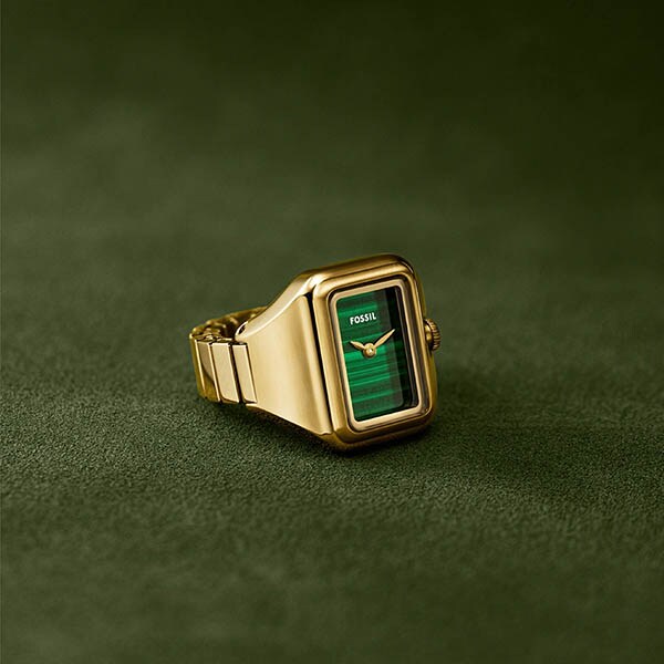[型番:ES5448]小さなゴールドトーンのステンレススチール製長方形ケースは、同素材のブレスレットとシームレスに組み合わされ、洗練されたルックを演出します。光沢のあるグリーンマラカイトのダイヤルが鮮やかなポップカラーを添え、ニ針計時が控え...