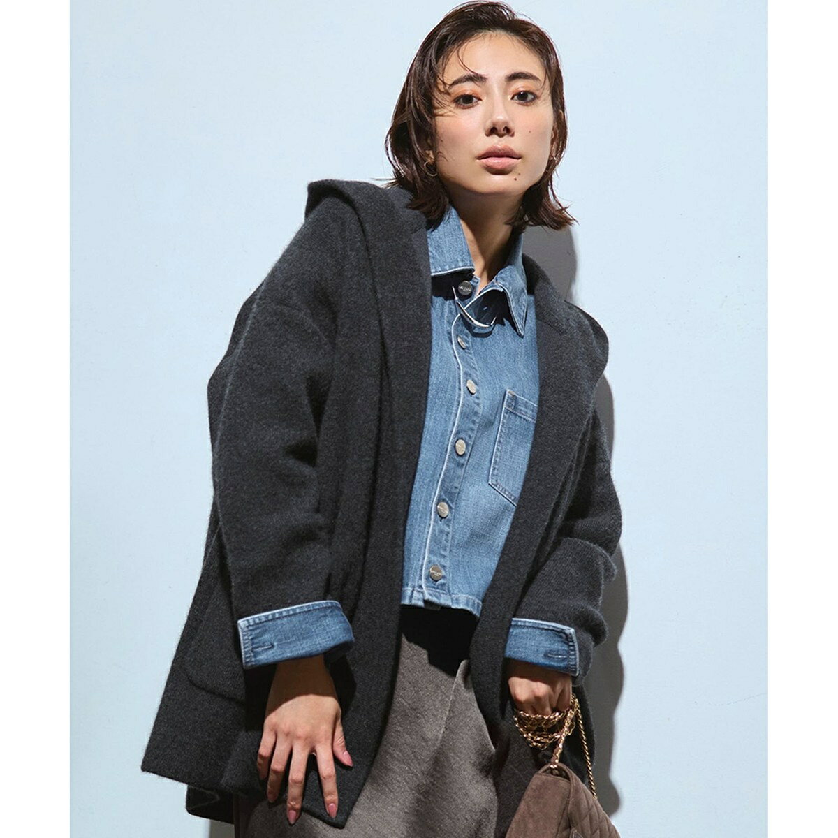 [型番：KRWSGW0566]2025 Autumn ＆ Winter軽くて暖かく、軽めのアウターとしても活躍■デザイン秋口の肌寒い季節に、コートに代わるアウターとして活躍するフーディーニットカーディガンです。ゆったりとしたシルエットで、羽織るだけでこなれた印象を演出します。フロントは重なりが充分にあるデザインで、そのままラフに羽織るのはもちろん、お手持ちのキルトピンなどで前を留めていただくと、より洗練されたスタイリングをお楽しみいただけます。シンプルなボトムスに合わせるだけで、上品なカジュアルスタイルが完成し、幅広いシーンで活躍する一枚です。 カラーは、上品で柔らかな印象のアイボリー(#002)、洗練された都会的な雰囲気を醸し出すグレー(#004)、温かみがあり落ち着いた印象のブラウン(#030)の3色展開です。■素材軽くて暖かく、ふわふわと柔らかな肌触りが特徴のチャイニーズラクーンと、スポンジのような質感のポリエステル素材をダブルフェイス風に編み立てています。ファーのような表情感もありながら、裏面にポリエステルを使うことで、インナーに毛がつきにくく、滑らかな着心地を実現しました。▼同シリーズラクーンブレンドダブルフェイス フーディー ニット(品番:KRWOGW0461)ラクーンブレンドダブルフェイス ニット アウター(品番:KRWOGW0460)※画像はサンプルを使用している為、実際にお届けする商品と仕様が異なる場合がございます。■カラー：グレー系、ブラウン系、アイボリー系32：着丈66.7 身幅54.0 ゆき68.8※(　)で表記されている数字はヌードサイズです。ヌードサイズとは衣服を身につけない身体のサイズです。お客様ご自身の身体サイズと比較してお選びください。 ■素材： ナイロン:38%，ポリエステル:21%，羊毛:20%，毛（たぬき）:20%，ポリウレタン:1% ■お手入： 手洗い、酸素系漂白剤可、タンブル乾燥不可、自然乾燥、アイロン仕上げ可、ドライ、ウエットクリーニング可&nbsp;&nbsp;>>商品のお取り扱い方法 ■原産国： 中国【洗える】ラクーンブレンドダブルフェイス フーディー ニットカーディガン／23区（23KU）グレー系ブラウン系アイボリー系画面上と実物では、多少色具合が異なって見える場合がございます。