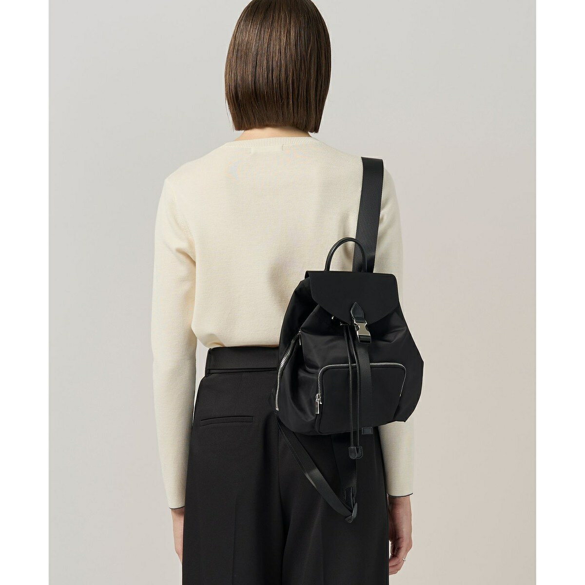 [型番：BO3MGW0501]2025AW■デザインLIMONTA社のナイロン生地を使用したフラップ型ナイロンリュックです。きめの細かい上品な光沢とコシのあるナイロン素材が特徴です。フラップ型にメタル金具が効いた大人なコンパクトリュックです...