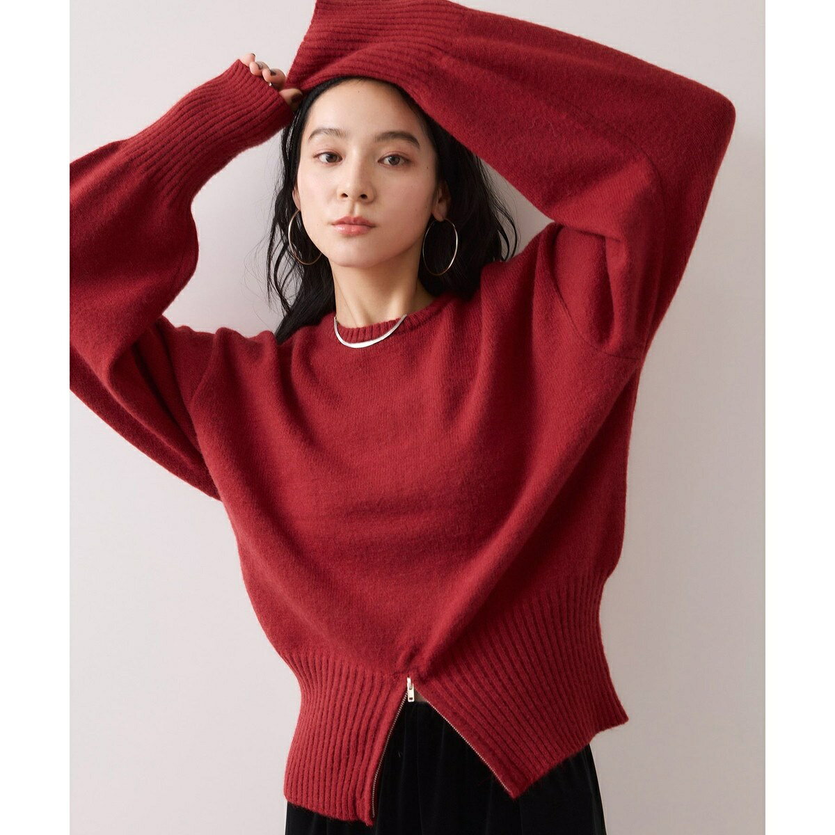 [型番：BVM85210]【2025 Autumn/Winter】【25AW】＜POINT＞・フロント裾のセンタージップがアクセントになったデザインニット。・骨盤に沿うラインで、すっきり見えを叶える立体シルエット。・コンパクトで着回しの効く万能デザイン。・ボトムやインナーによってジップの開け閉めでスタイリング変化が可能。【デザイン・シルエット】裾のセンタージップが目を引くデザインニット。多めに取った裾リブと骨盤に沿うラインが腰まわりをすっきり見せ、女性らしい立体的なシルエットを演出します。コンパクトで着回しやすく、ボトムやインナーによってジップの開け閉めで印象を変えられるのも魅力。一枚でもレイヤードでもバランスよく着映える万能アイテムです。【素材】柔らかく伸縮性のあるミドルゲージニット素材を使用。軽やかで肌あたりが良く快適な着心地です。【カラー】グレー系、キナリ、ダークブラウン、レッドの4色展開。【おすすめのスタイリング】タイトスカート合わせでフェミニン通勤スタイルに、タックパンツを合わせれば抜け感のある大人カジュアルに。ジップを少し開けてシャツやブラウスをのぞかせると、レイヤード映えする旬な着こなしに仕上がりになるのでおすすめです。-----------------------------裏地：なし光沢感：なし透け感：なし伸縮性：ややありファスナー：正面裾にありポケット：なしボタン：なし生地の厚さ：やや厚手季節：秋、冬-----------------------------【モデル着用サイズ】モデル身長:168cm 着用サイズ:F※こちらは、WEB店舗限定の商品です。実店舗での販売はしておりません。※画像の商品はサンプルです。 実際の商品と仕様、加工、サイズが若干異なる場合がございます。※画像によっては実際の色味と異なる場合があります。正しい色味は生地アップ画像をご確認ください。■カラー：4色展開F：総丈57.5 肩幅48 バスト108 そで丈58 その他(アームホール直径)24 (袖口巾)9※(　)で表記されている数字はヌードサイズです。ヌードサイズとは衣服を身につけない身体のサイズです。お客様ご自身の身体サイズと比較してお選びください。 ■素材： アクリル 42% ポリエステル 32% ナイロン 26% ■お手入： &nbsp;&nbsp;>>商品のお取り扱い方法 ■原産国： 中国【WEB限定】裾ジップニットプルオーバー／ビス（VIS）グレーサブ(09)キナリ(16)ブラウン(20)レッド(60)画面上と実物では、多少色具合が異なって見える場合がございます。