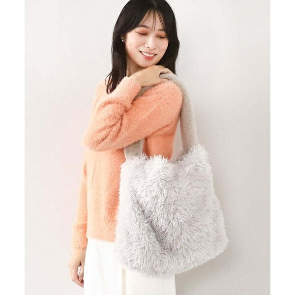 [型番：BPCAD02140]冬シーズンに持ちたい、大人かわいいフェイクファーバッグ ◆デザイン 手触りの良いふわふわのフェイクファーで仕上げたデザインバッグです。 シーズナルな風合いがスタイリングのアクセントとしても重宝する特別感あるお作り。 滑らかなファーショルダーに加え、間口内側にはレザー調のハンドルを配置しています。ショルダーベルトを垂らしてアクセントにし、トートバッグとしてお持ちいただけるのもポイントです。 程よい存在感のあるサイズで収納力もある、お出かけスタイルにぴったりのアイテムです。 ◆機能性 ・ポケット数：内側×3 ・天マグネット仕様 ・A4ファイル収納可 ・2WAY仕様 ・355gの軽量デザイン - - - - - - - - - - - - - - - - ・裏地：あり ・透け感：なし ・光沢感：なし ・生地の硬さ：やわらかめ - - - - - - - - - - - - - - - - ◆スタッフレビュー A4ファイルを縦横どちらの向きでも入れていただけるサイズ感のバッグです。 軽いお作りで、冬場のお出かけから通勤、通学まで幅広く活躍してくれます。 ポケット数は少なめなため、小物類はポーチなどで小分けにしていただくのがおすすめです。 また、フェイクファーのワンショルダーは取り外しができないため、外に垂らしていただくか、お荷物に余裕があれば中にしまっていただくのが◎ きれいめ感とカジュアル感が両立した良いとこどりデザインが魅力なひと品です。デニムなどのカジュアルスタイルからフェミニンコーデ、きれいめスタイルと、冬のコーディネートに幅広く合わせていただけます。ギフトにもおすすめ。 大人カジュアル / 上品カジュアル / 大人かわいい / きれいめかわいい / きれいめ / 冬バッグ / 通学 / 通勤 / お出かけ / 肩掛け / 500g以下 ※屋外での撮影は色味が多少異なる場合がございます。商品の色味は、スタジオ撮影の画像をご参照ください。 ※サンプルでの撮影となるため、実際にお届けする商品と仕様やサイズが異なる場合がございます。■カラー：アイボリー、ブラウン、ライトグレーF：幅(上部)37 幅(下部)28 高さ30 マチ8 持ち手28(小) 持ち手60(大) 重量(g)355※(　)で表記されている数字はヌードサイズです。ヌードサイズとは衣服を身につけない身体のサイズです。お客様ご自身の身体サイズと比較してお選びください。 ■素材： アイボリー/ブラウン/ライトグレー：表素材 ポリエステル 合成皮革 裏素材 ポリエステル ■お手入： &nbsp;&nbsp;>>商品のお取り扱い方法 ■原産国： 中国[2WAY]ファーショルダースクエアデザインバッグ／MK ミッシェルクラン バッグ（MK MICHEL KLEIN BAG）アイボリーブラウンライトグレー画面上と実物では、多少色具合が異なって見える場合がございます。