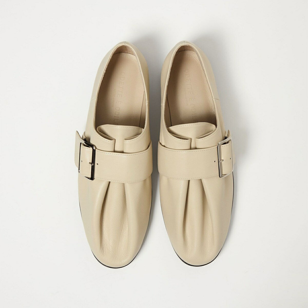 [型番：45172000005]足元に洗練されたやわらかさを添えるフラットシューズ■デザイン一枚革で折りたたんだアッパーが足元に上品なニュアンスを添えてくれるダービーデザインのフラットシューズ。マニッシュな雰囲気もありつつ、リラックス感のあ...