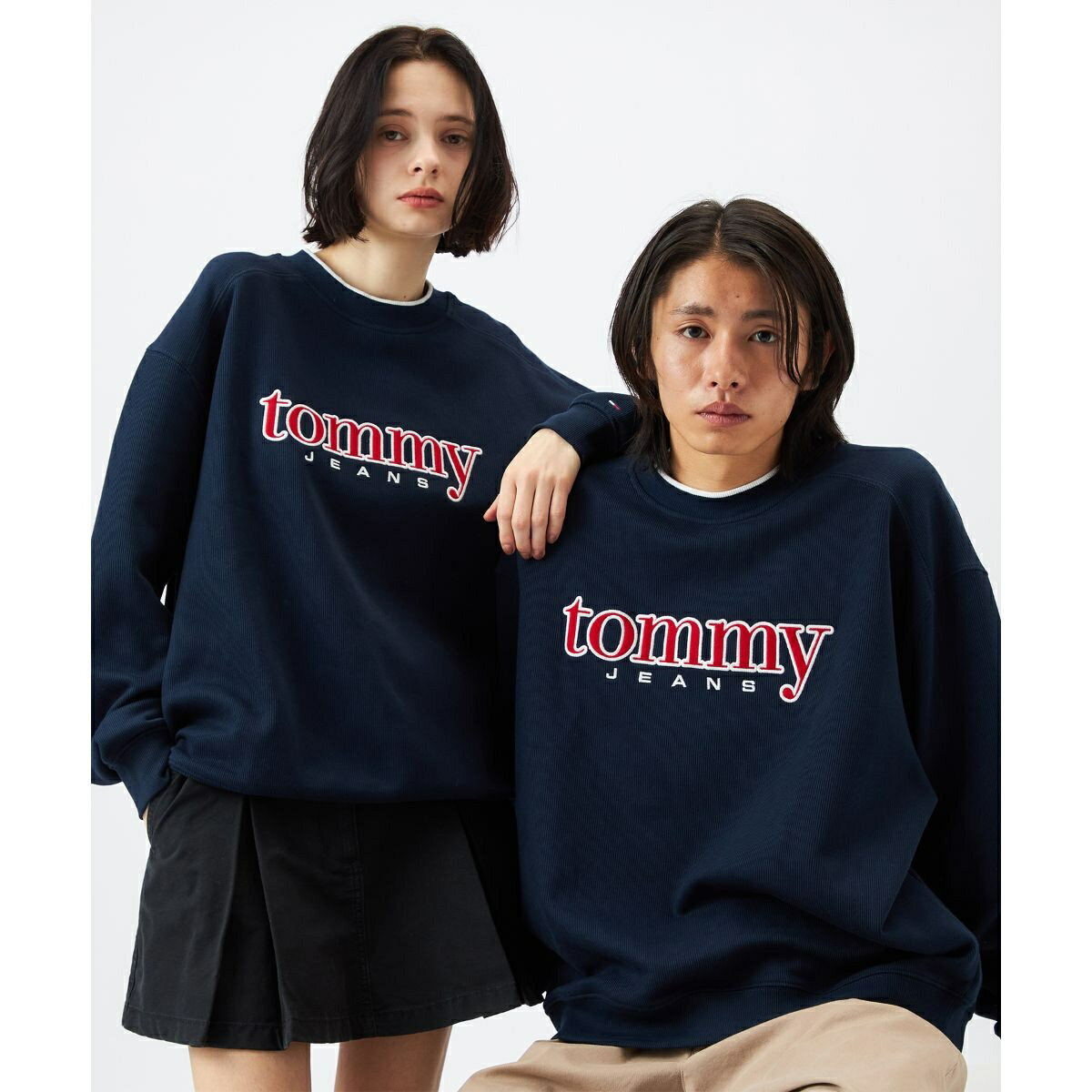 90sテクスチャーグラフィッククルーネックトレーナー／トミー ジーンズ（TOMMY JEANS）