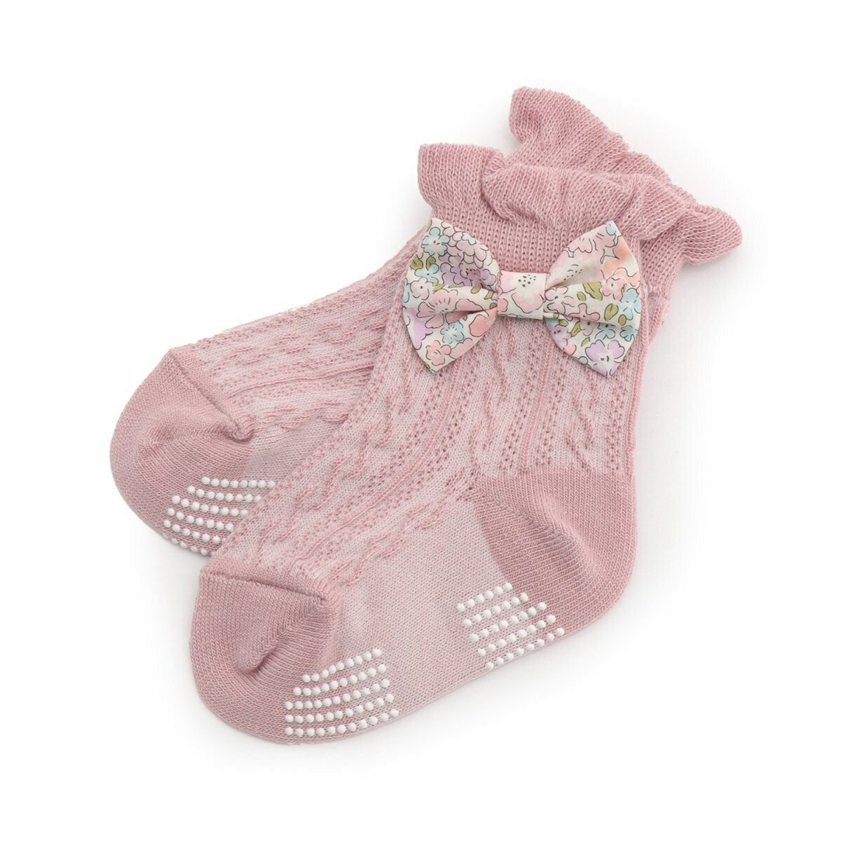 [型番：1254415]リバティファブリックスの花柄リボンに心惹かれるクルーソックスです。はき口のフリルと季節感のある編み地も可愛いポイント。カジュアルな着こなしから女の子らしいコーデまで、さまざまなスタイルにマッチします。足裏にすべり止めプリントがついているのも魅力です。■カラー：ピンク 、ECRU(キナリ)、紺 サイズ：高さ×すべり止め9-11cm：8.5×○11-13cm：10.5×○13-15cm：13××15-17cm：15.5××17-19cm：18××※(　)で表記されている数字はヌードサイズです。ヌードサイズとは衣服を身につけない身体のサイズです。お客様ご自身の身体サイズと比較してお選びください。 ■素材： 綿アクリルポリエステルポリウレタン ■お手入： 洗濯方法は商品タグをご確認ください&nbsp;&nbsp;&gt;&gt;商品のお取り扱い方法 ■原産国： 日本リバティリボンクルーソックス／センスオブワンダー（sense of wonder）ピンク ECRU(キナリ)紺 画面上と実物では、多少色具合が異なって見える場合がございます。