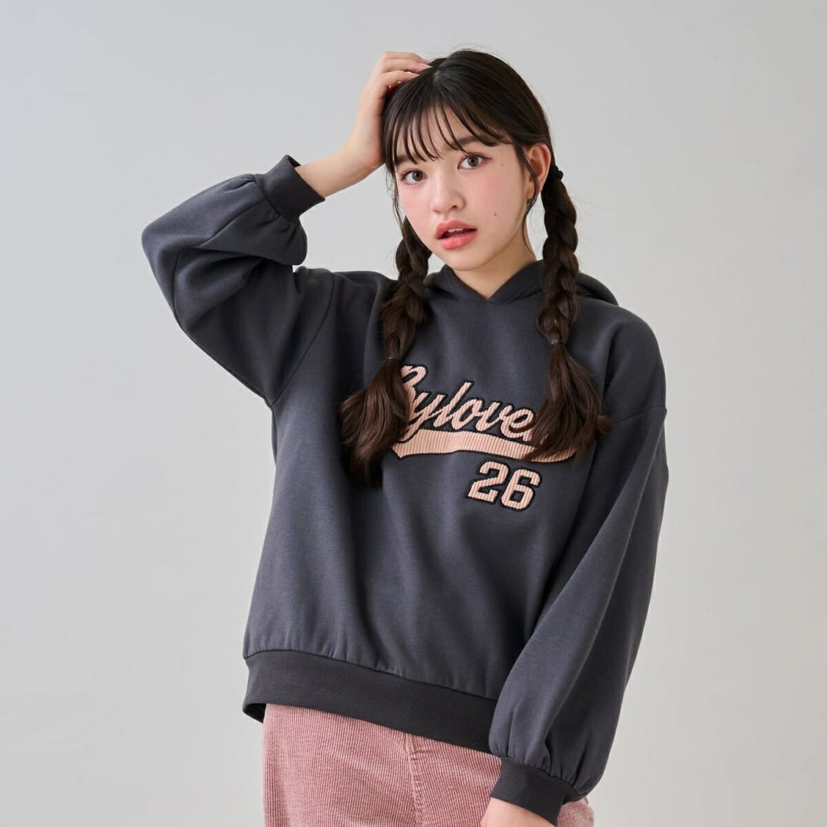 [型番：7854222]大きなロゴのアップリケが目を引くフーディです。ベーシックな色合いでありつつ、うねのある異素材で個性をプラスしました。やさしい肌当たりの裏毛仕様で着心地も快適。さまざまなボトムに合わせやすく、デイリー使いに重宝します。刺しゅうの裏に「あて布」はございません。【透け感】透けない【生地の厚さ】普通【伸縮性】あり【裏地】なし【ポケット】なし【アジャスター】なしチャコール：モデル身長：154cm 着用サイズ：150 シロ杢：モデル身長：126cm 着用サイズ：130 ■カラー：チャコール、紺、シロ杢サイズ：着丈（SNP〜）×胸囲×肩巾×袖丈120cm：53.5×95×45×37130cm：55×97×46×39.5140cm：59×102×49×43150cm：61.5×106×50.5×46.5160cm：65×111×52.5×49.5※(　)で表記されている数字はヌードサイズです。ヌードサイズとは衣服を身につけない身体のサイズです。お客様ご自身の身体サイズと比較してお選びください。 ■素材： 本体：ポリエステル65%本体：綿35%リブ部分：ポリエステル60%リブ部分：綿35%リブ部分：ポリウレタン5% ■お手入： 洗濯方法は商品タグをご確認ください&nbsp;&nbsp;>>商品のお取り扱い方法 ■原産国： 中国アップリケフーディ／バイラビット（by LOVEiT）チャコール紺シロ杢画面上と実物では、多少色具合が異なって見える場合がございます。