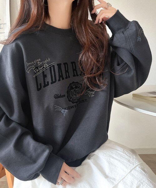 カジュアルの本命スウェット♪エンブレム風らくがき刺繍入りフロッキープリント裏起毛プルオーバー(長袖)/クラシカルエルフ(Classical Elf)