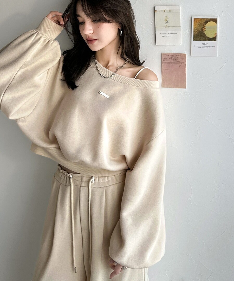 《marina×クラシカルエルフコラボ》プレート付きクロップドオフショル可裏起毛スウェット／クラシカルエルフ（Classical Elf）