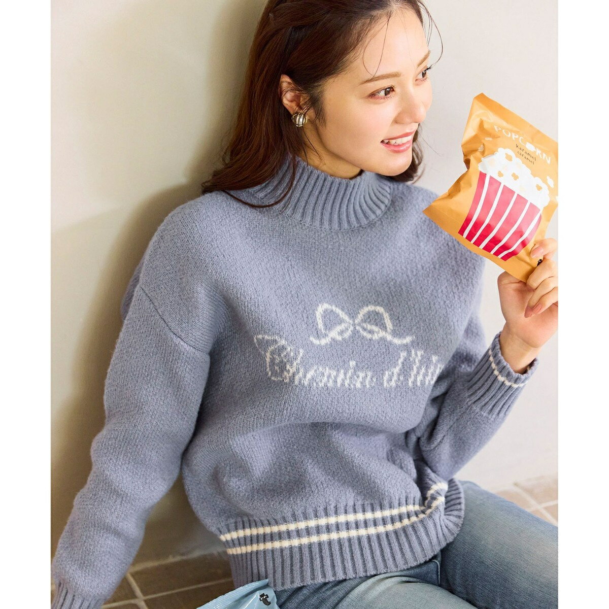 [型番：KRPFGW0200]1枚で様になる！ジャガード柄ハイネックニット■デザイン胸元に大胆にあしらったリボン×レタリングがポイントのニットプルオーバー。小さめのリボンとレタリングをジャガード編みで表現しました。カジュアルに着こなせるオーバーサイズなデザインに仕上げています。襟元はハイネックデザインで1枚で決まりやすく、毎日着たくなるアイテムです。ふわっとやわらかな糸を使用し、軽さと手触りの良さを感じられます。袖口と裾にラインをあしらいカジュアルな印象を際立たせました。【Fabric】やわらかタッチのニット。しっかりとした肉感で、ニットの暖かな印象が伝わる素材感です。【Styling】フェミニンカジュアルなスタイルにぴったりです。軽やかな素材感のティアードスカートとの相性は抜群！絶妙な丈感なので、スカートの他パンツスタイルでも可愛らしく着用頂けます。※商品画像はサンプルを使用しているため、色味やサイズ等の仕様に変更がある場合がございますので、予めご了承ください。■カラー：スカイブルー系、グレー系、アイボリー系F：着丈56.1 身幅55.1 ゆき78.0※(　)で表記されている数字はヌードサイズです。ヌードサイズとは衣服を身につけない身体のサイズです。お客様ご自身の身体サイズと比較してお選びください。 ■素材： ポリエステル:98%，ナイロン:2% ■お手入： 手洗い、漂白不可、タンブル乾燥不可、自然乾燥、アイロン仕上げ可、ドライ、ウエットクリーニング可&nbsp;&nbsp;>>商品のお取り扱い方法 ■原産国： 中国レタードハイネック プルオーバー／フェルウ（Feroux）スカイブルー系グレー系アイボリー系画面上と実物では、多少色具合が異なって見える場合がございます。